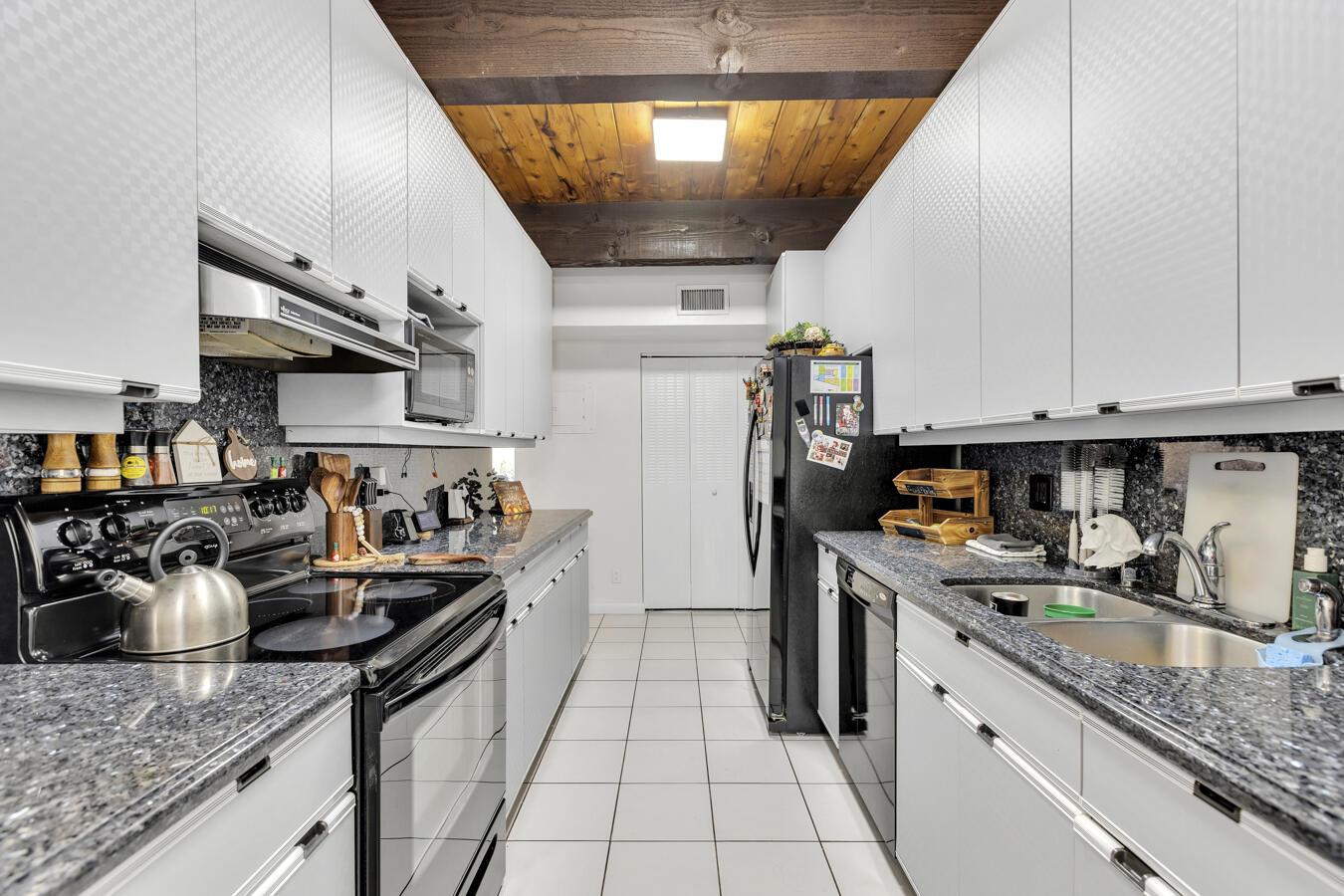 Listing photo 6 for 720 E Coco Plum Circle Circle Unit#5, Plantation, FL, 33324