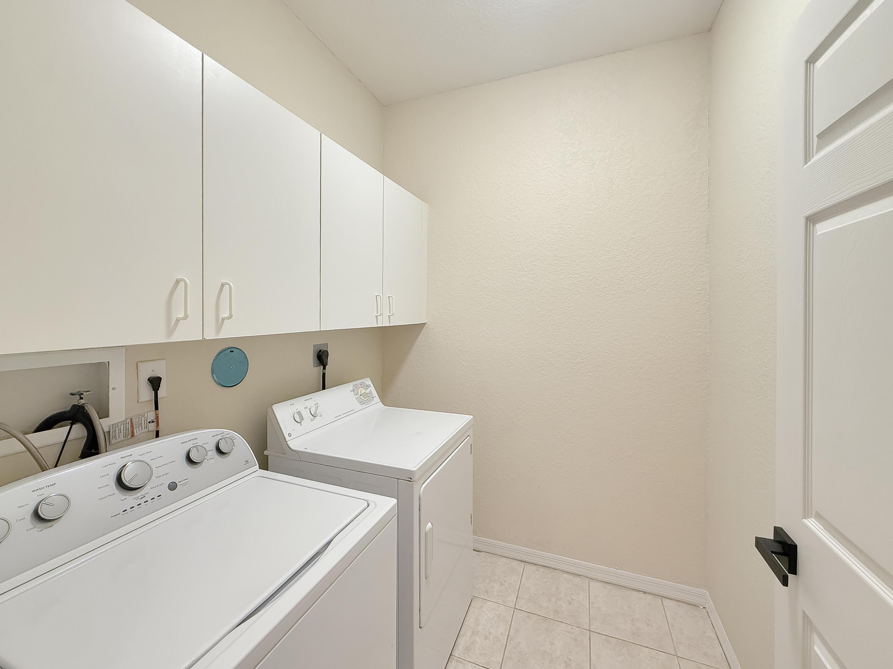 Listing photo 2 for 2400 E Aragon Boulevard Boulevard Unit#Unit 2, Sunrise, FL, 33313