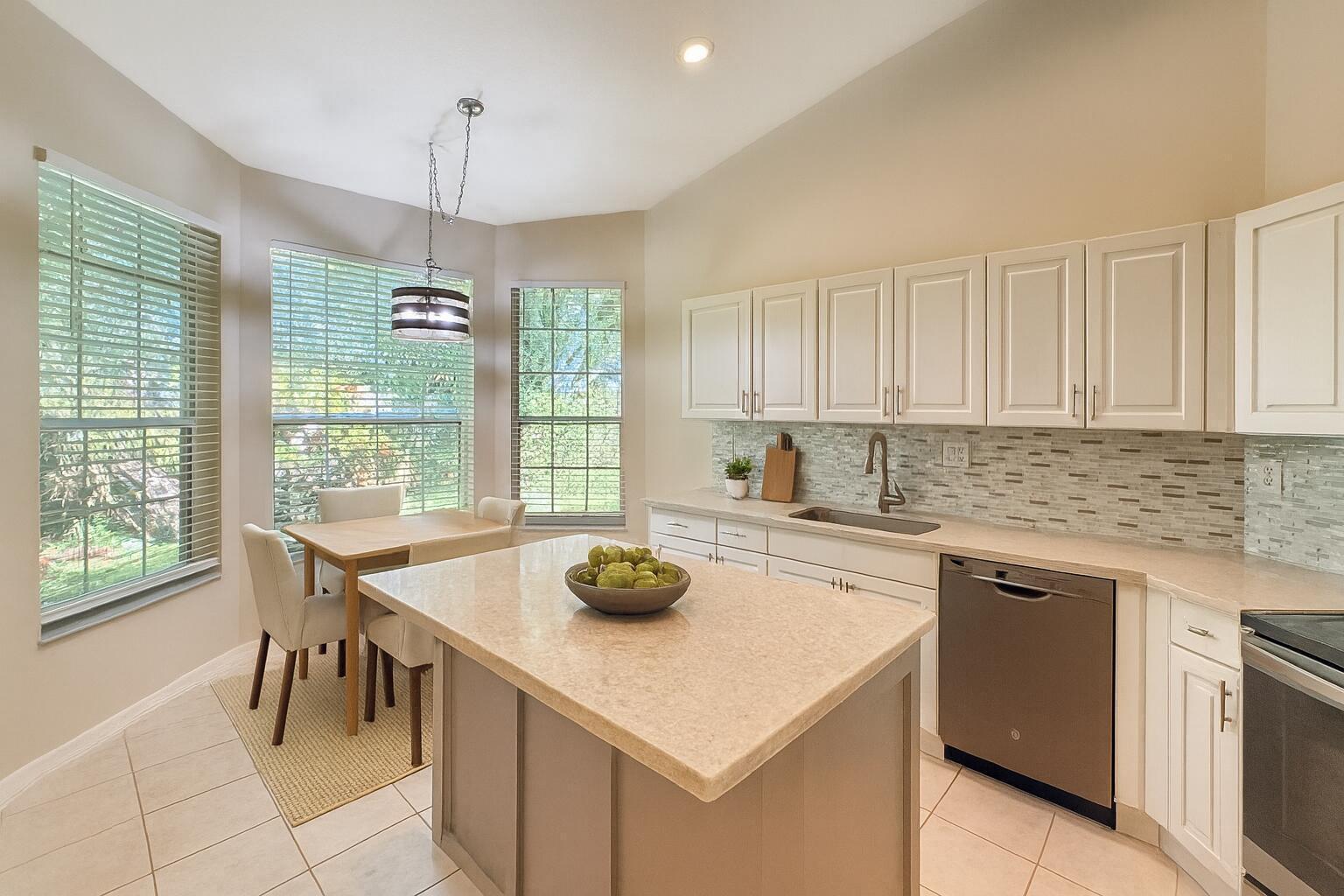 Listing photo 6 for 2400 E Aragon Boulevard Boulevard Unit#Unit 2, Sunrise, FL, 33313