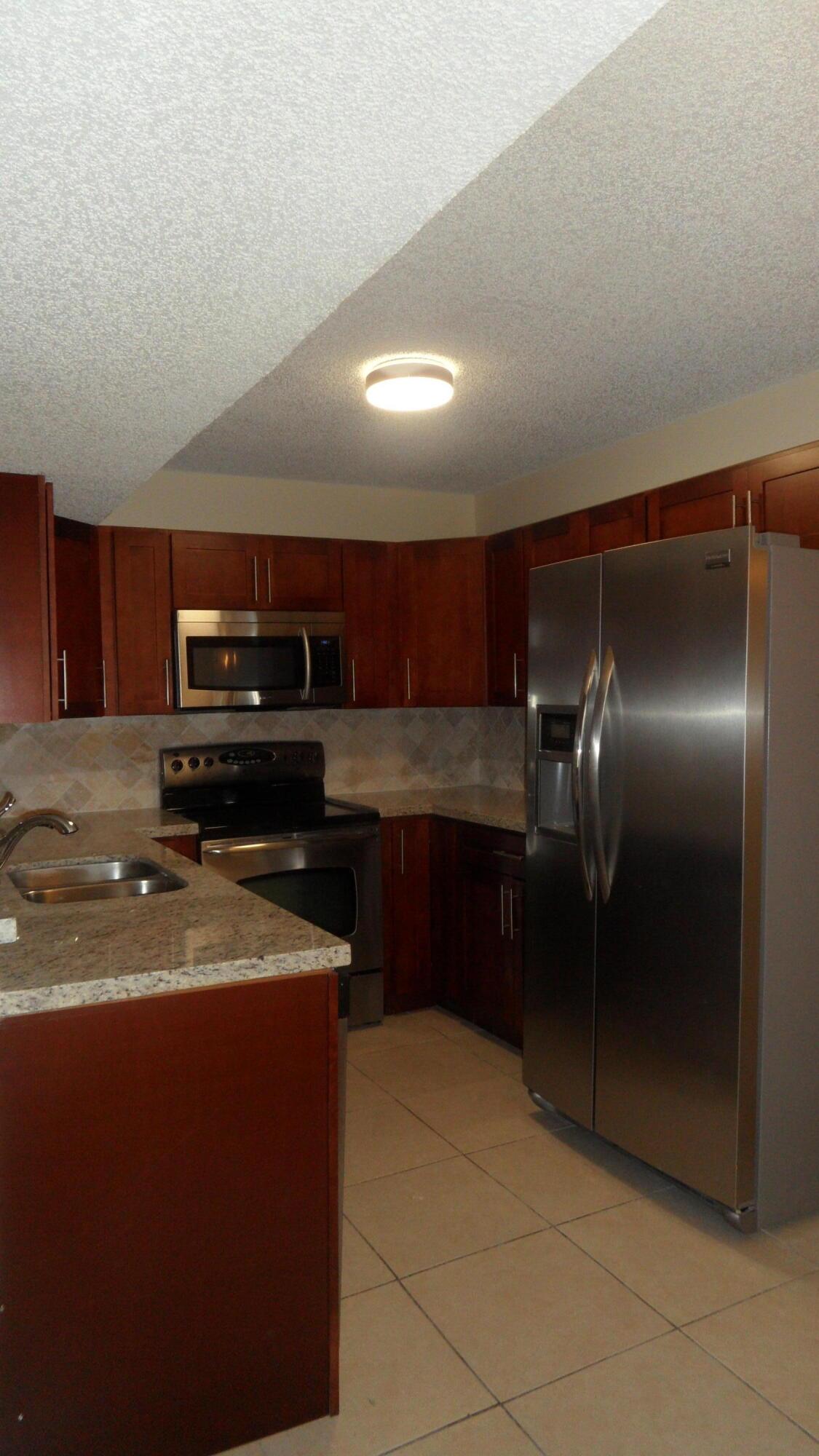 Listing photo 2 for 351 Palm Way Way Unit#201, Pembroke Pines, FL, 33025