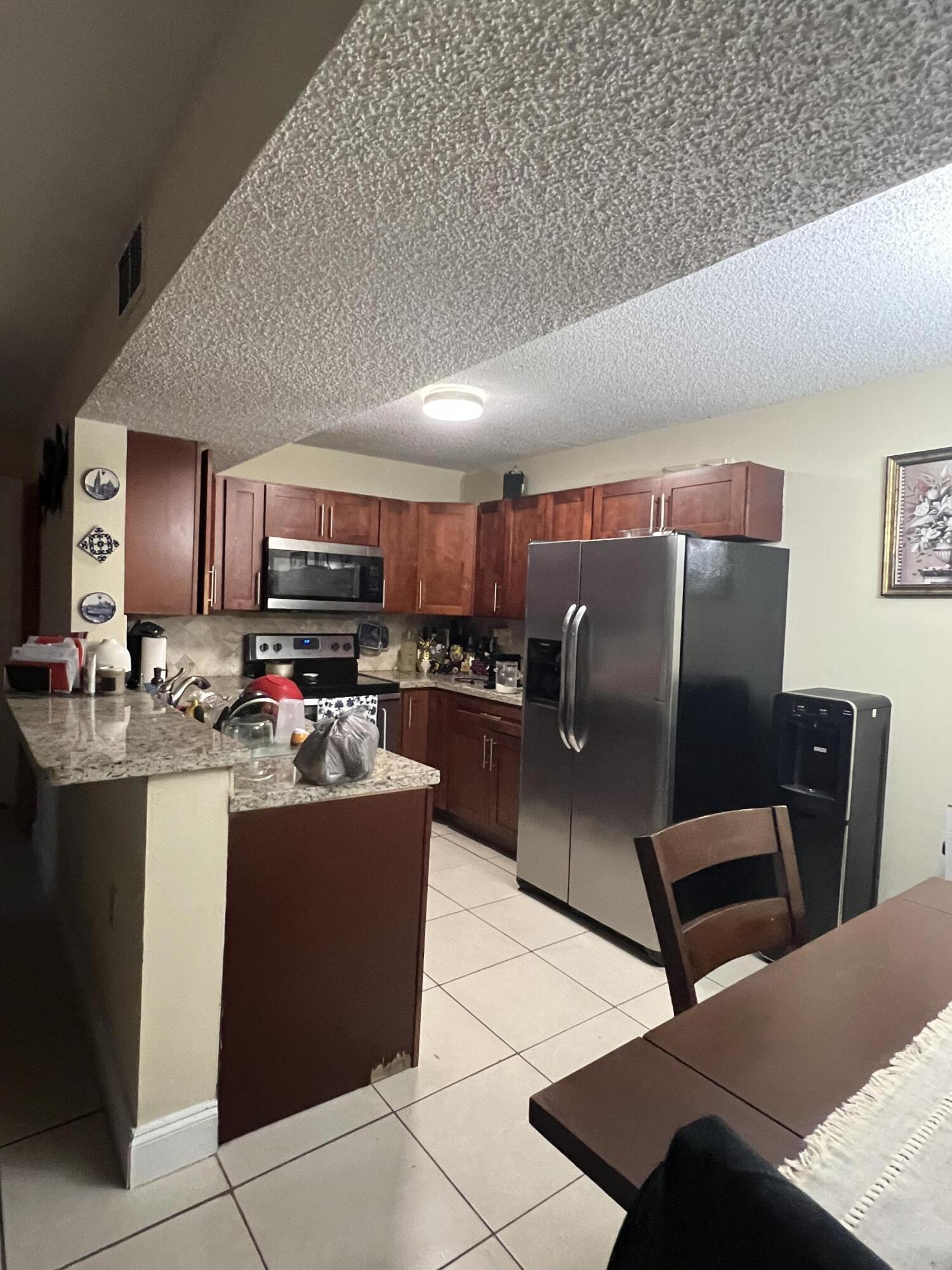 Listing photo 4 for 351 Palm Way Way Unit#201, Pembroke Pines, FL, 33025