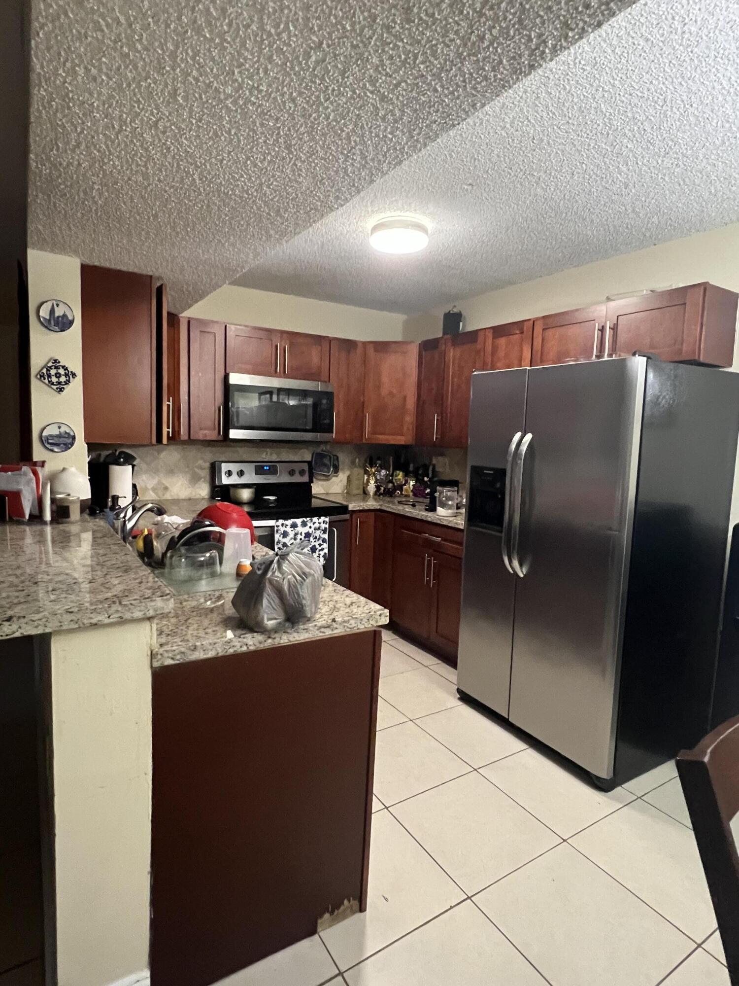 Listing photo 5 for 351 Palm Way Way Unit#201, Pembroke Pines, FL, 33025