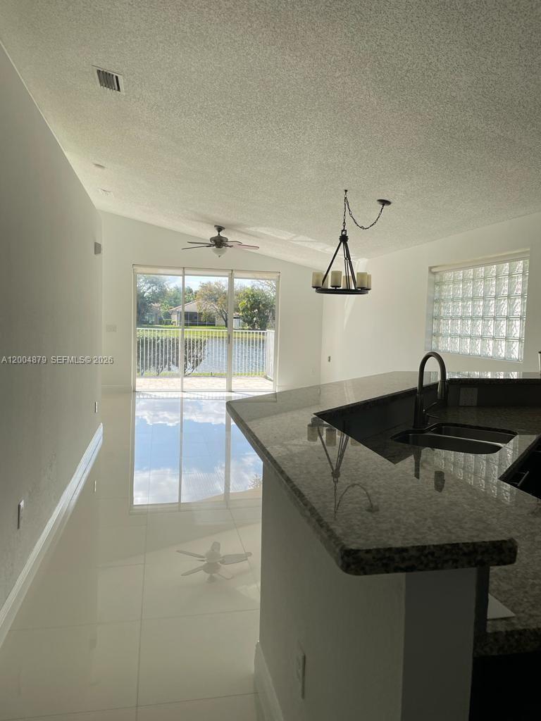 Listing photo 5 for 4117 Sapphire Bnd, Weston, FL, 33331