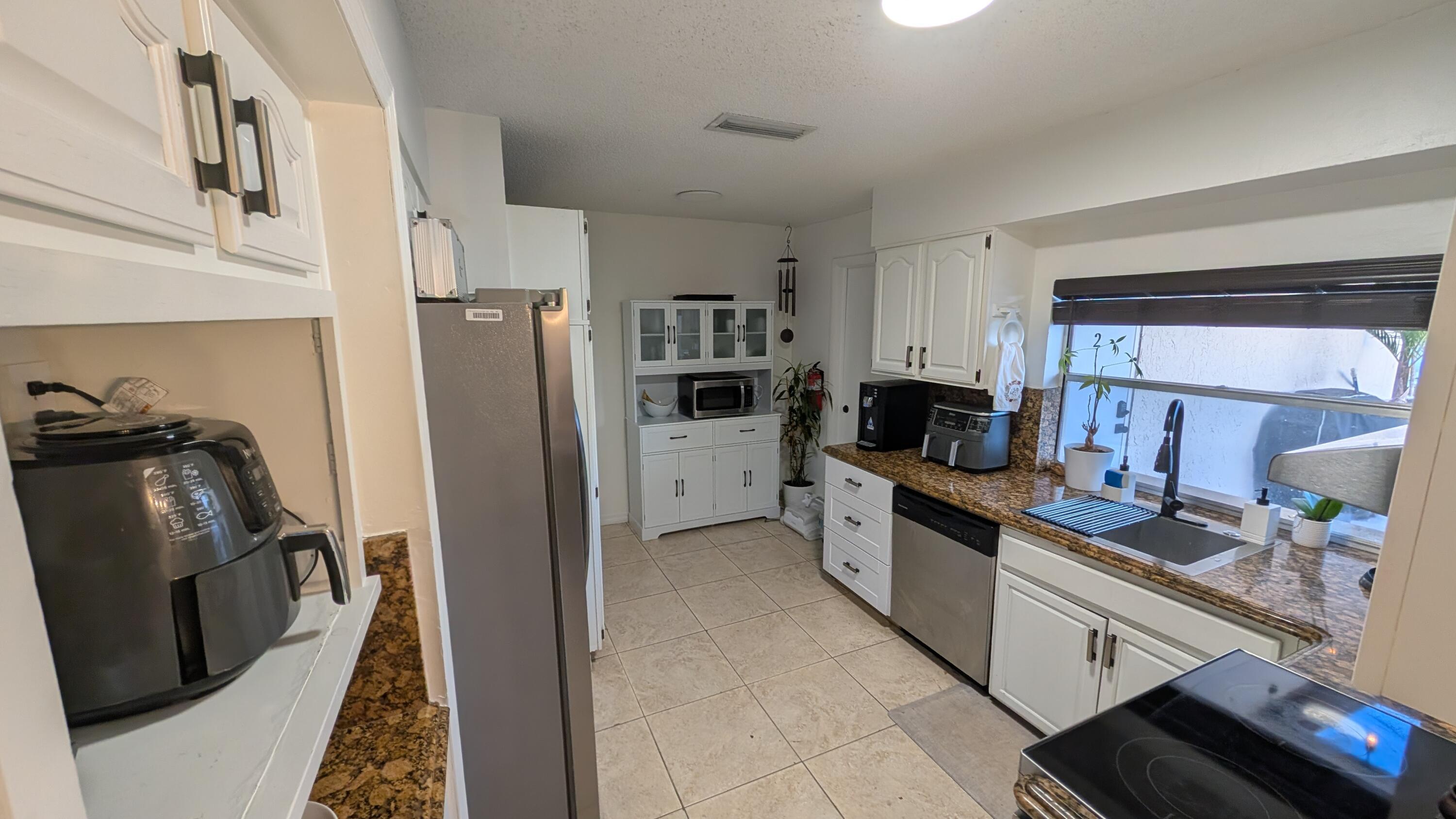 Listing photo 2 for 11640 NW 32nd Manor Manor, Sunrise, FL, 33323