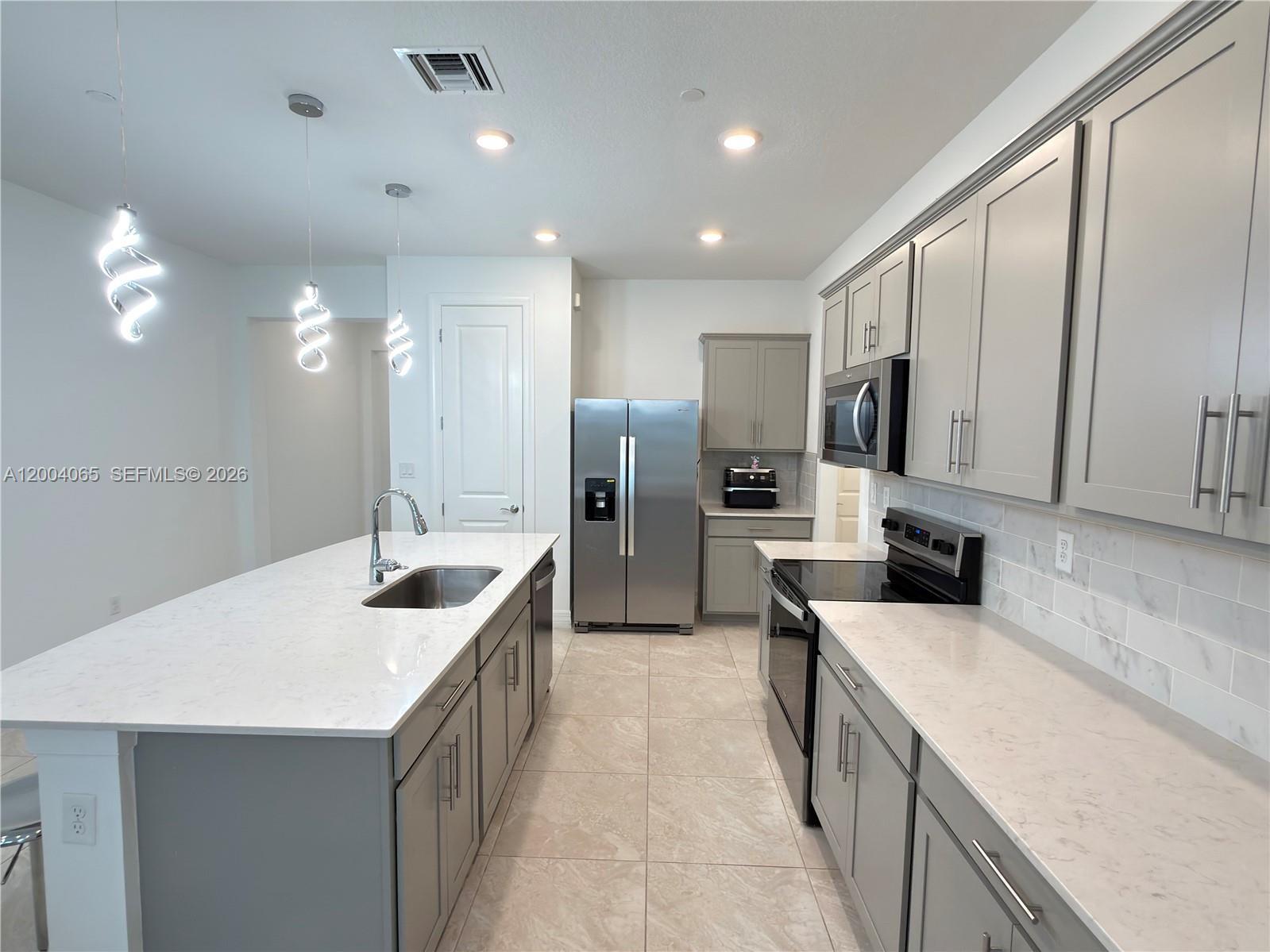 Listing photo 4 for 8344 NW 7th Pl Unit#8344, Plantation, FL, 33324