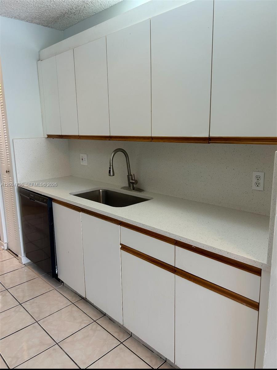 Listing photo 4 for 12501 SW 14th St Unit#315R, Pembroke Pines, FL, 33027