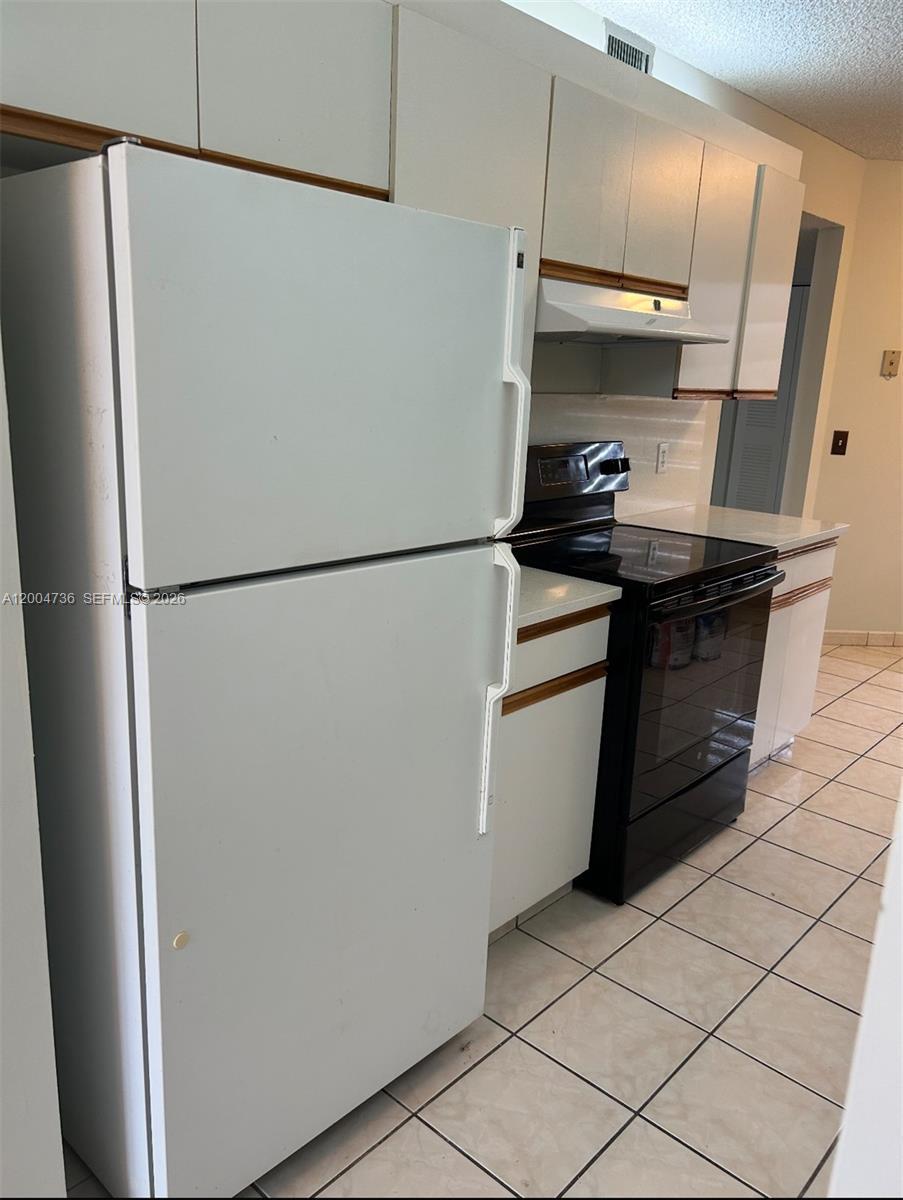 Listing photo 5 for 12501 SW 14th St Unit#315R, Pembroke Pines, FL, 33027