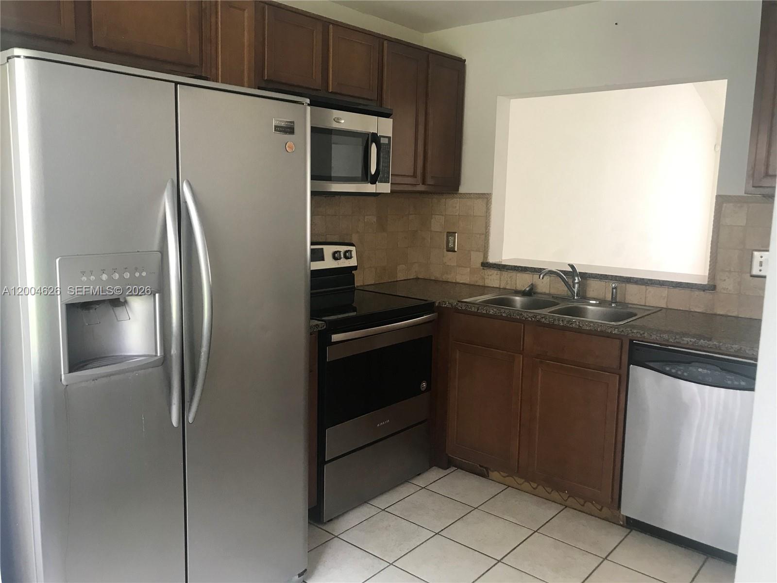 Listing photo 2 for 3825 NW 90th Ave Unit#3825, Sunrise, FL, 33351
