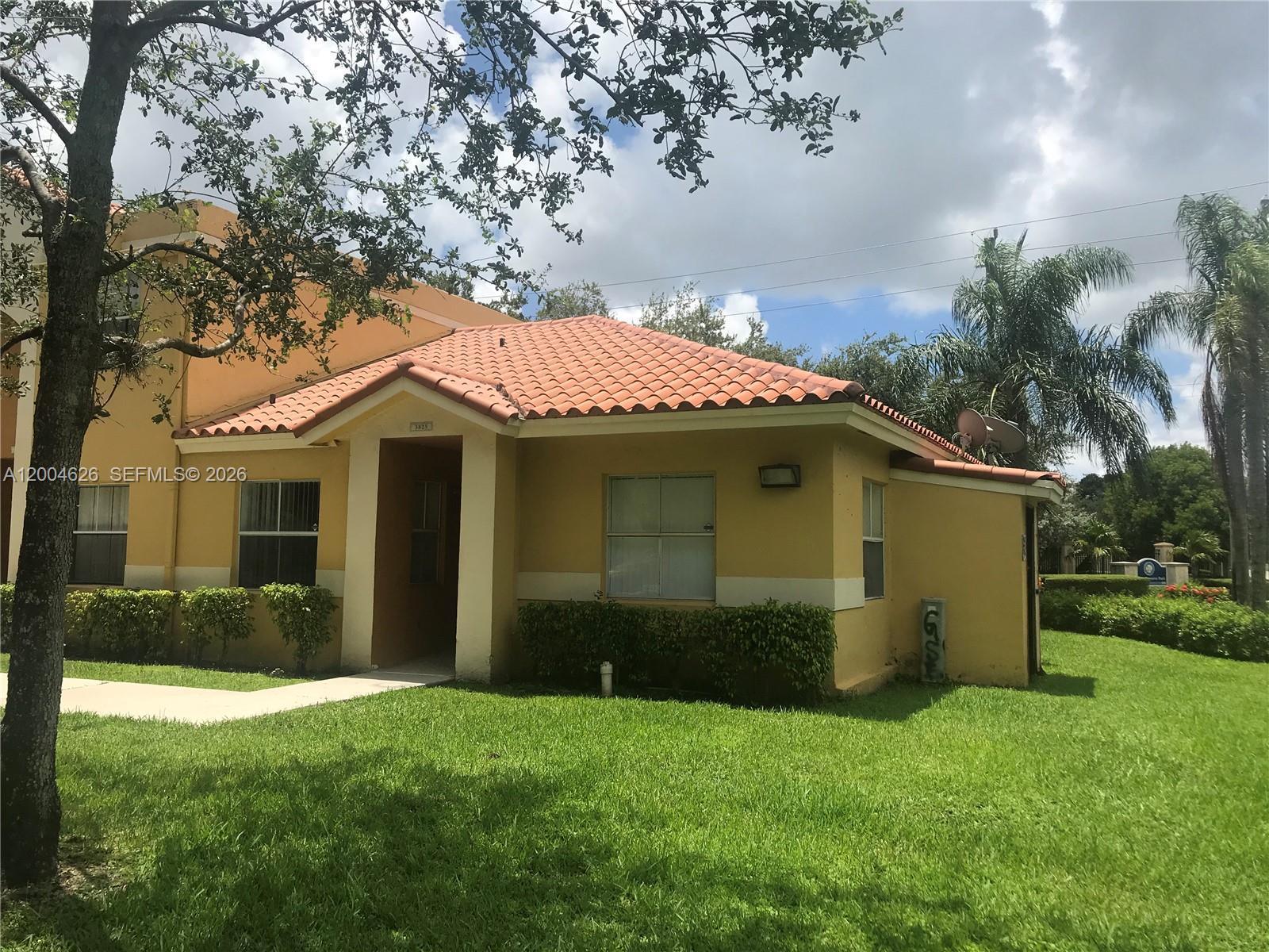 Listing photo 3 for 3825 NW 90th Ave Unit#3825, Sunrise, FL, 33351
