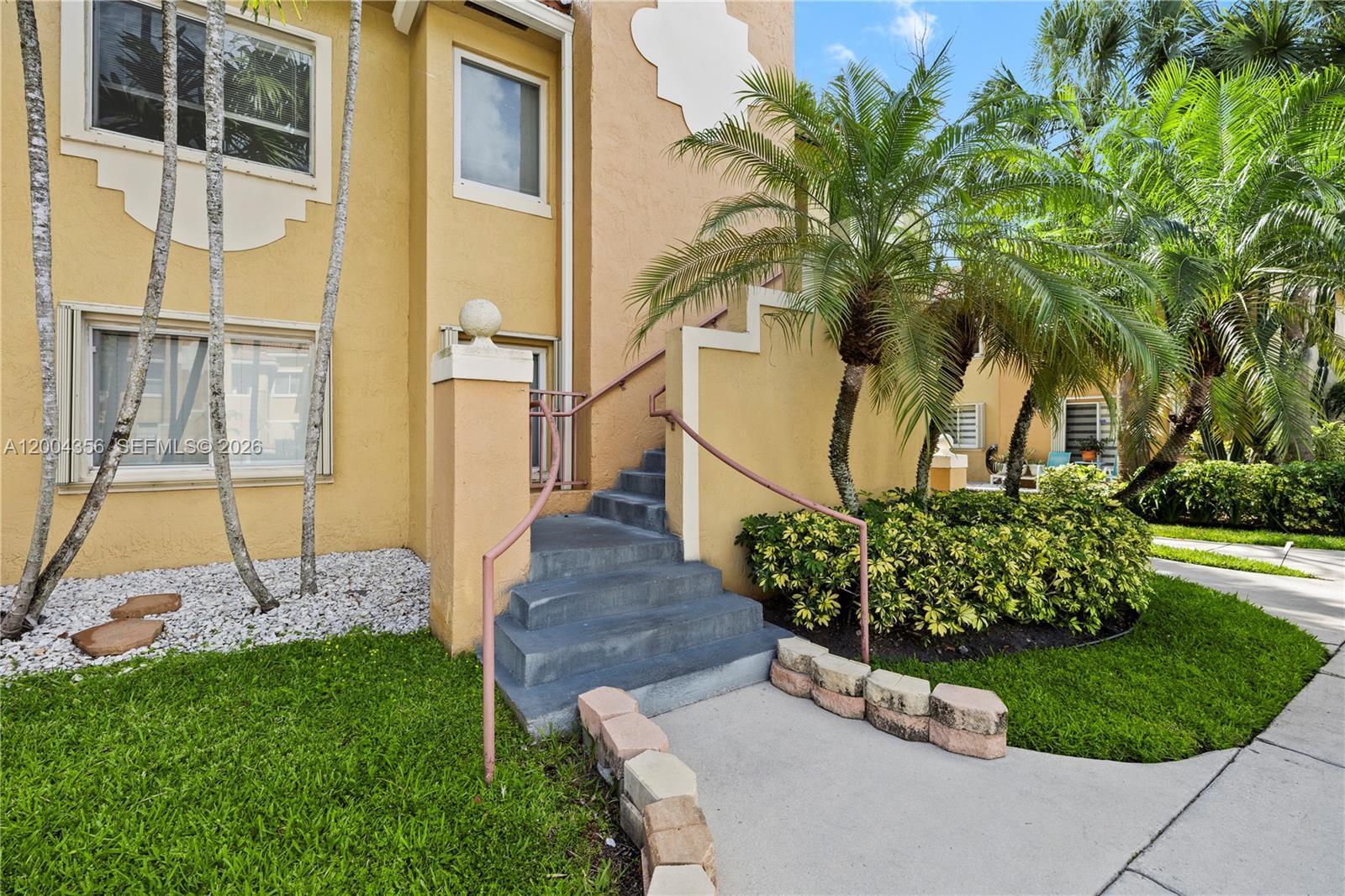 Listing photo 4 for 631 NW 79th Ter Unit#204, Pembroke Pines, FL, 33024