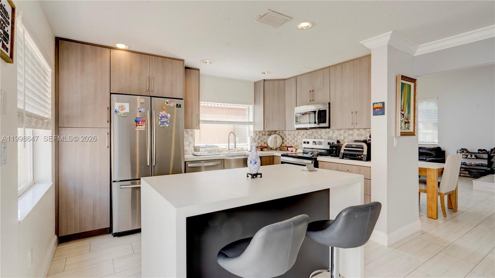 Listing photo 3 for 1237 NW 125th Ter, Sunrise, FL, 33323