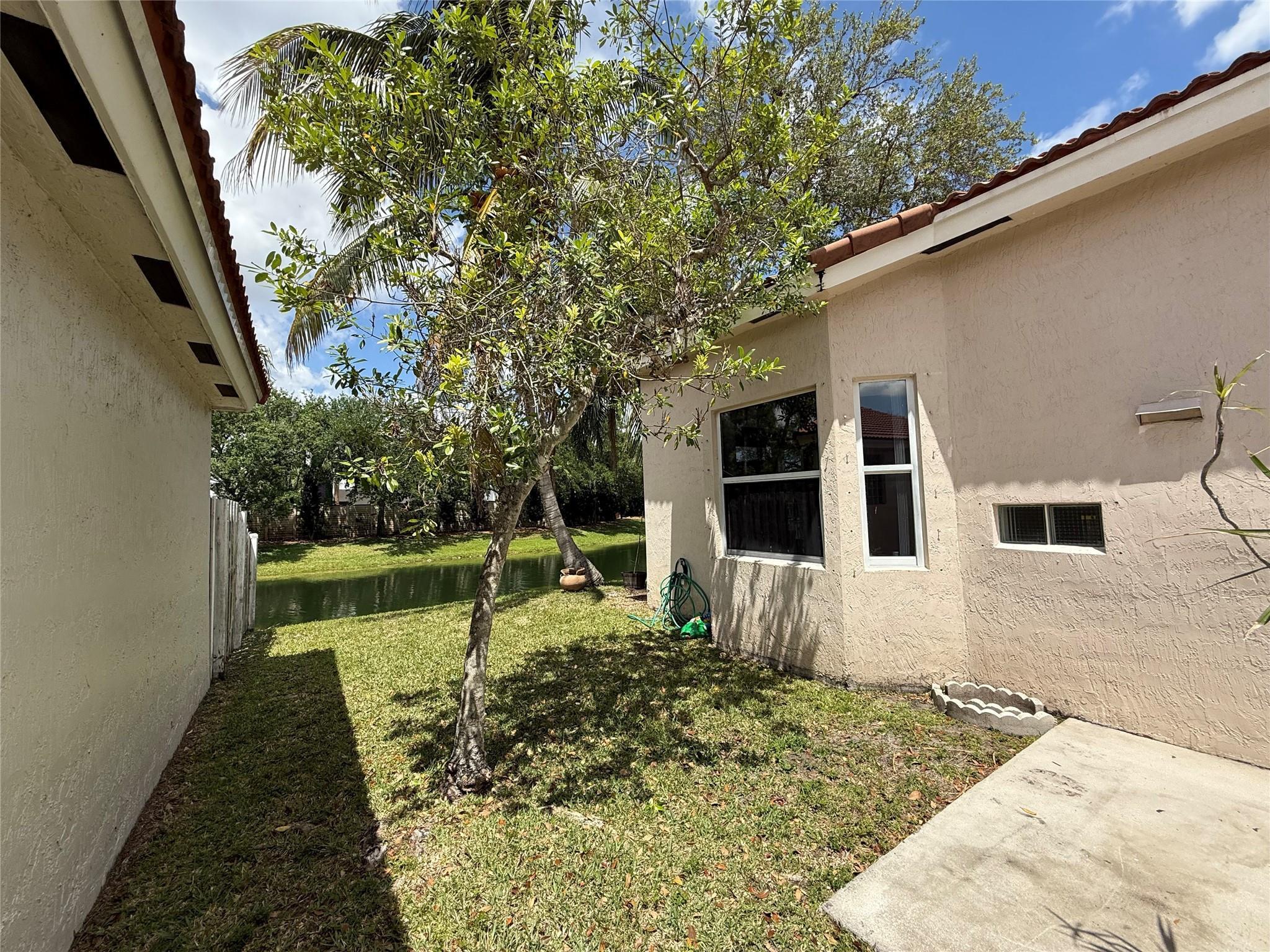 Listing photo 2 for 4965 SW 153rd Avenue Avenue, Davie, FL, 33331