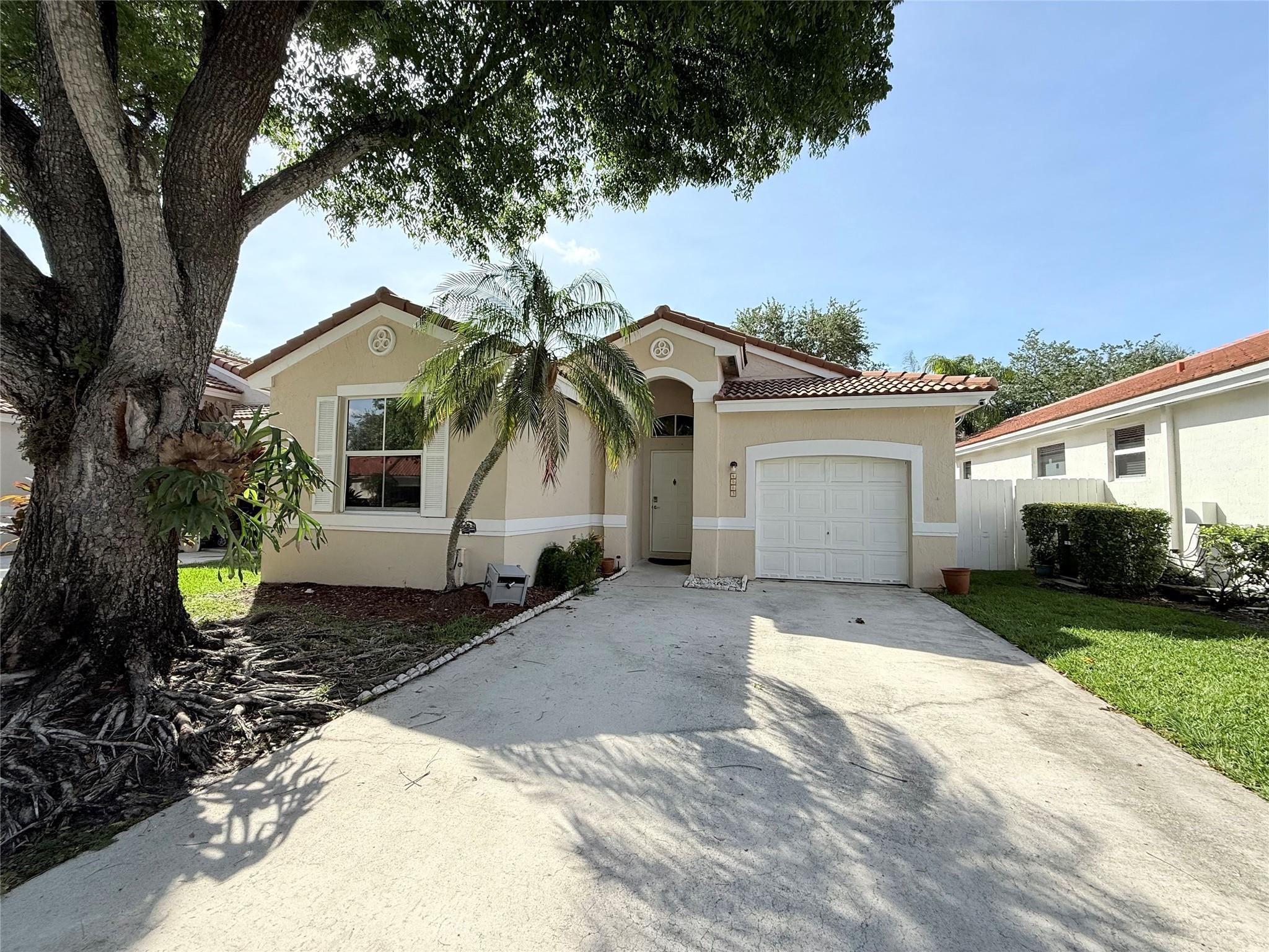 Listing photo 3 for 4965 SW 153rd Avenue Avenue, Davie, FL, 33331