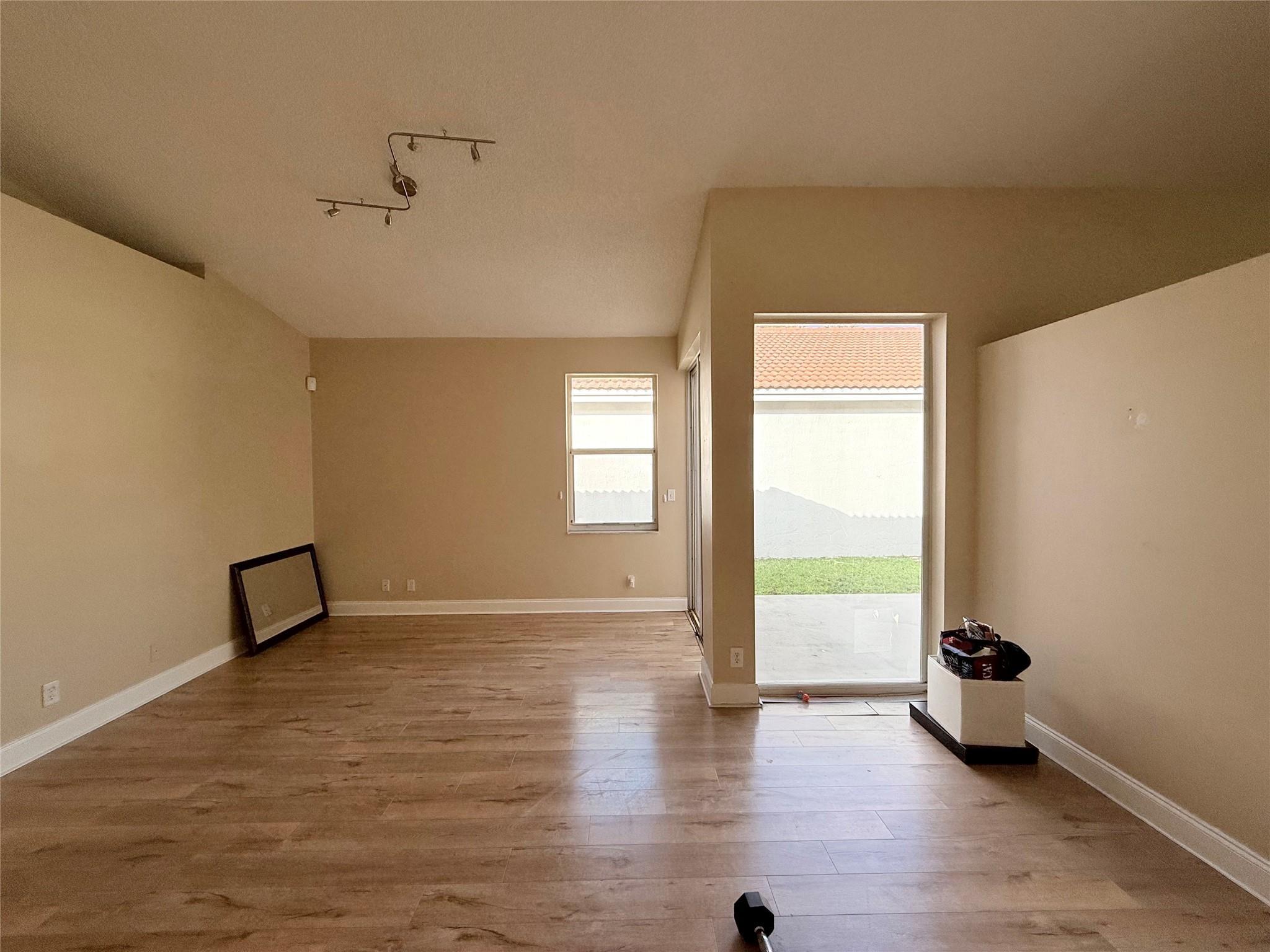 Listing photo 4 for 4965 SW 153rd Avenue Avenue, Davie, FL, 33331