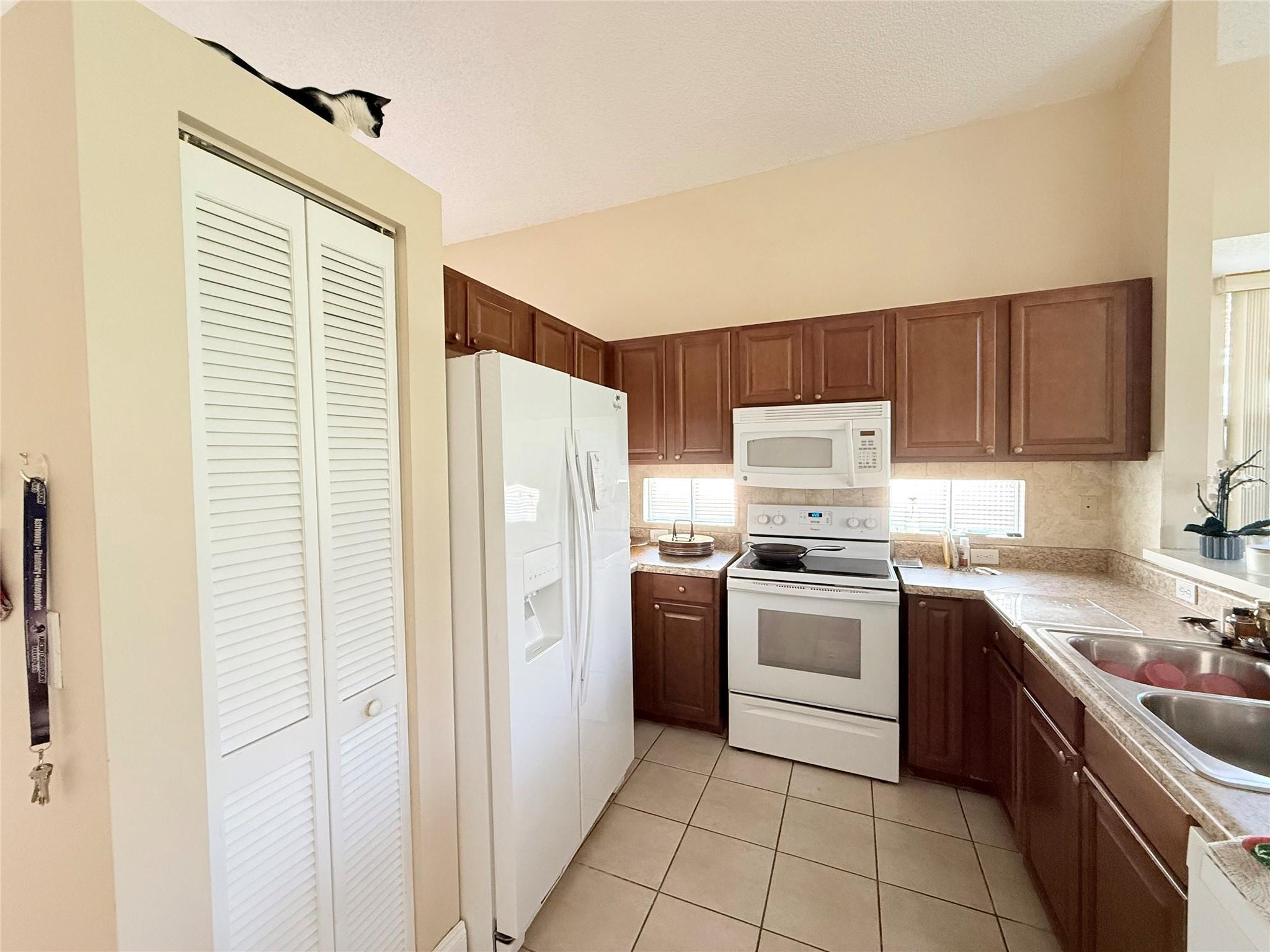Listing photo 6 for 4965 SW 153rd Avenue Avenue, Davie, FL, 33331