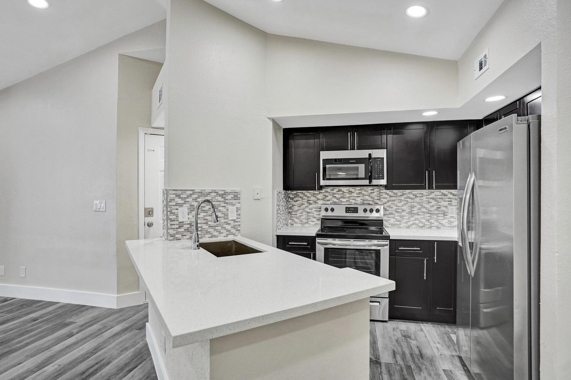 Listing photo 3 for Vista Isles