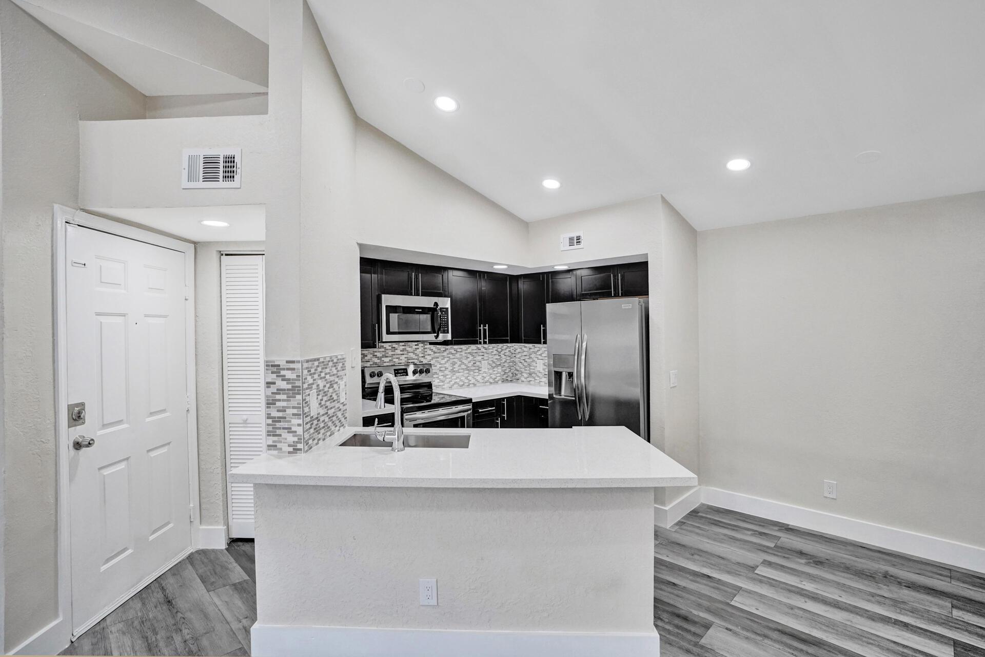 Listing photo 6 for Vista Isles