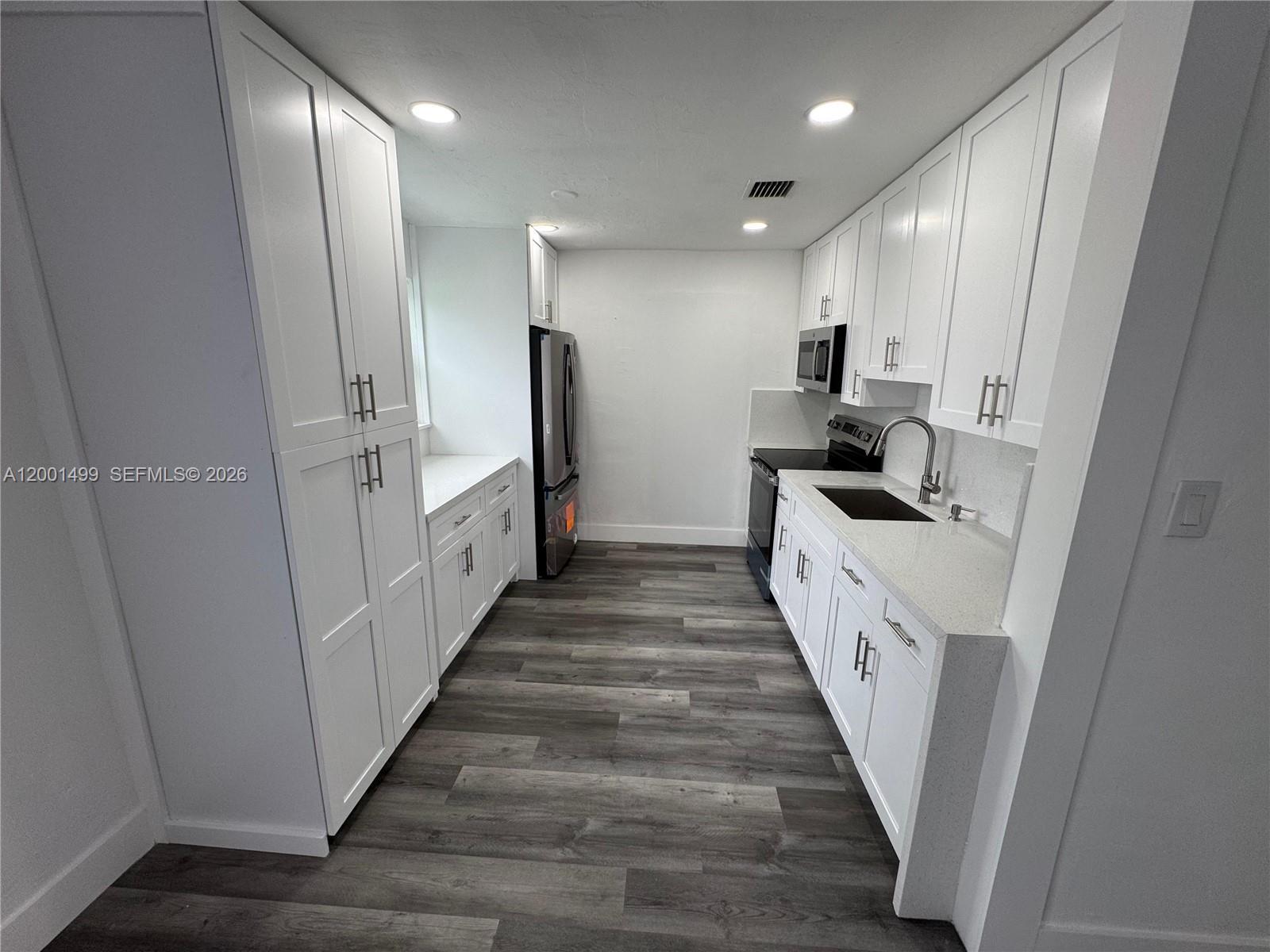 Listing photo 4 for 5611 SW 38th St, Davie, FL, 33314