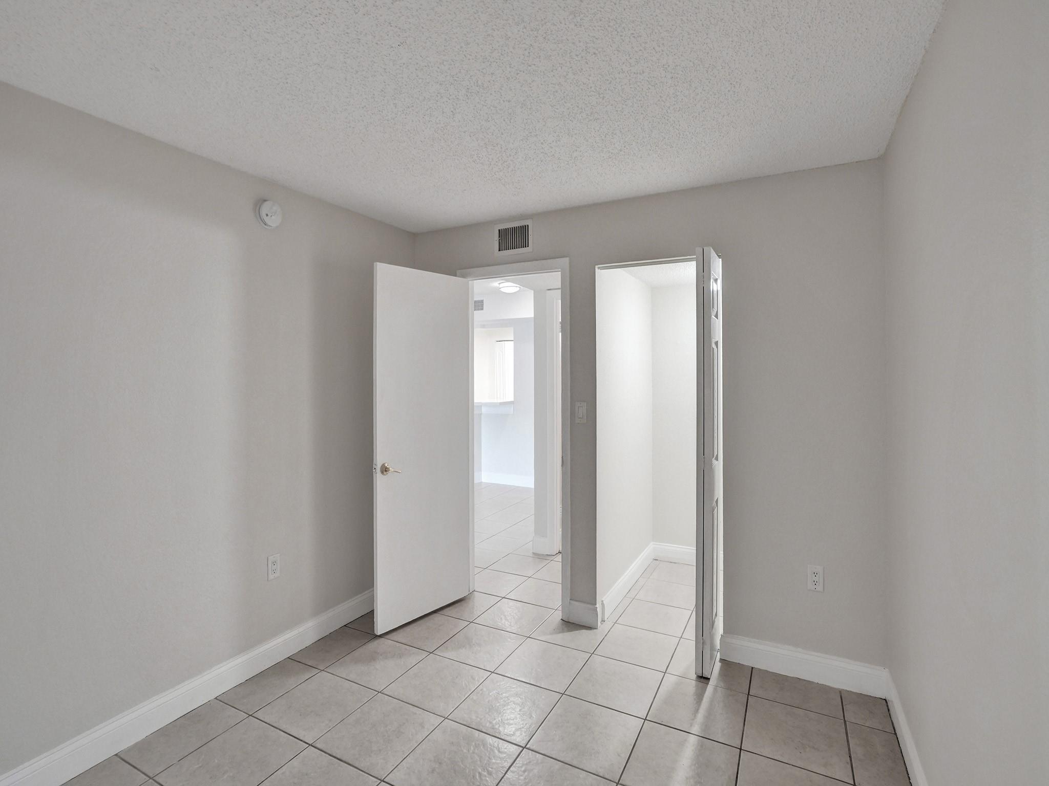 Listing photo 2 for 4205 N University Drive Drive Unit#108, Sunrise, FL, 33351