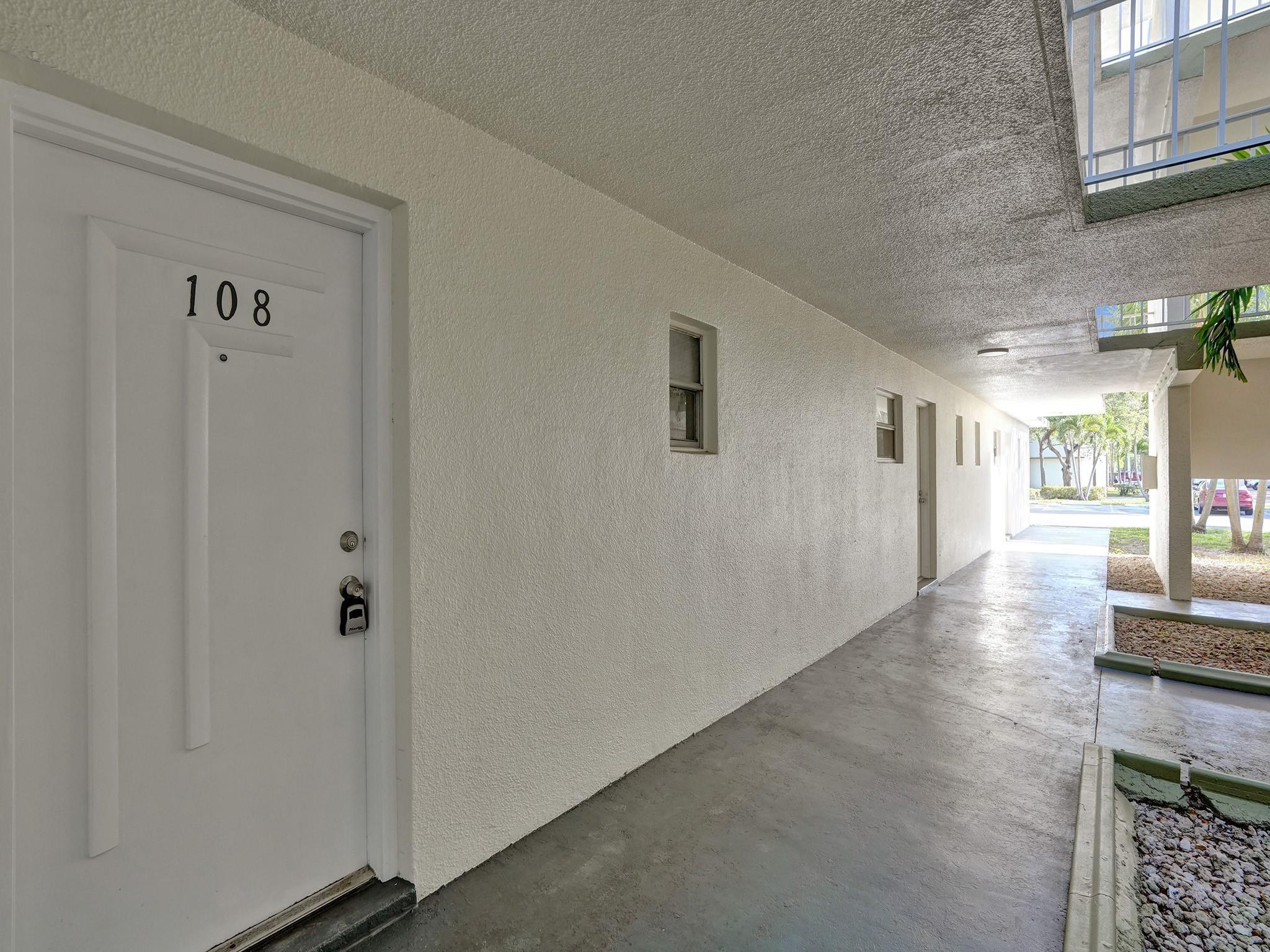 Listing photo 3 for 4205 N University Drive Drive Unit#108, Sunrise, FL, 33351