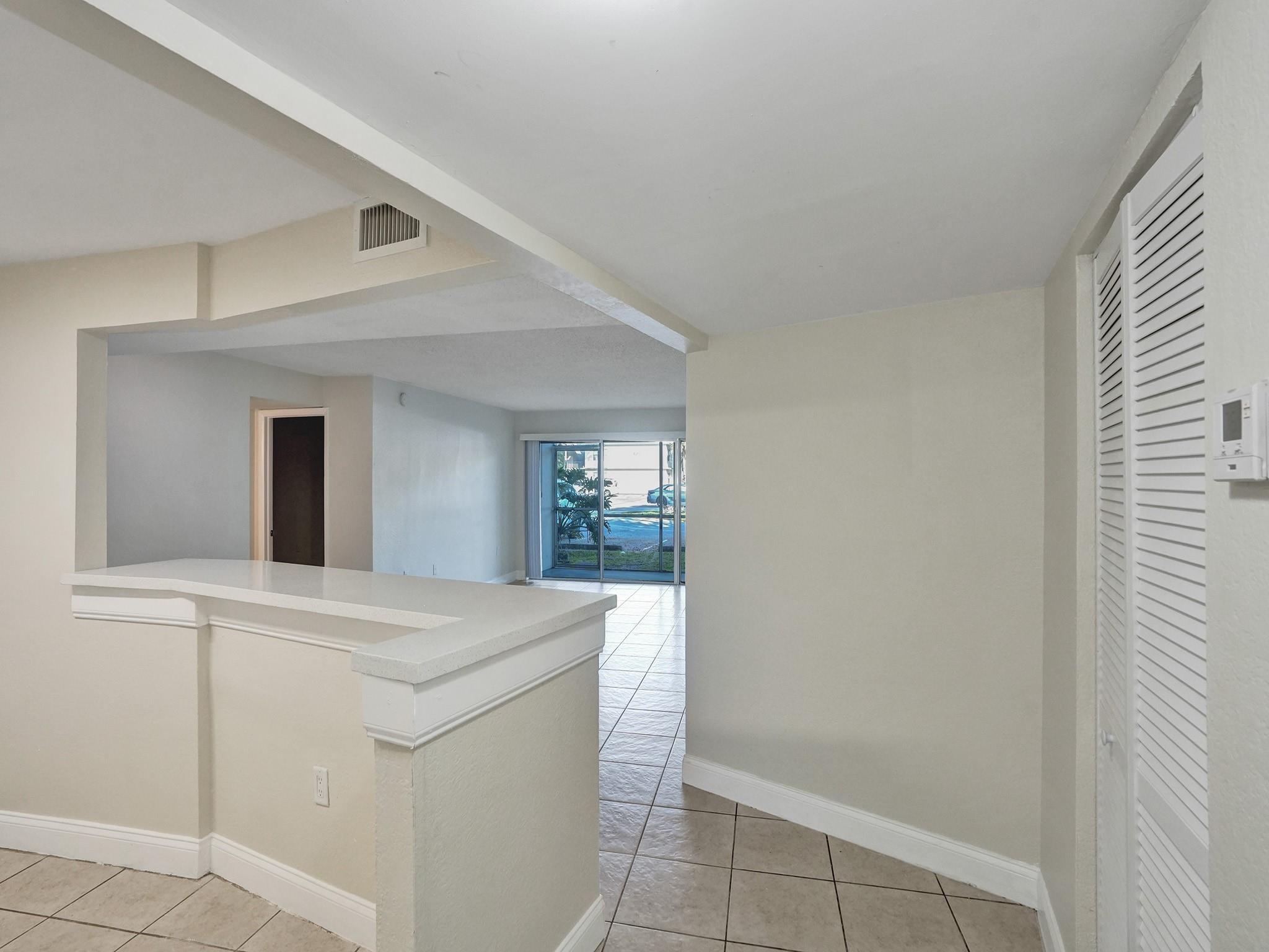 Listing photo 5 for 4205 N University Drive Drive Unit#108, Sunrise, FL, 33351