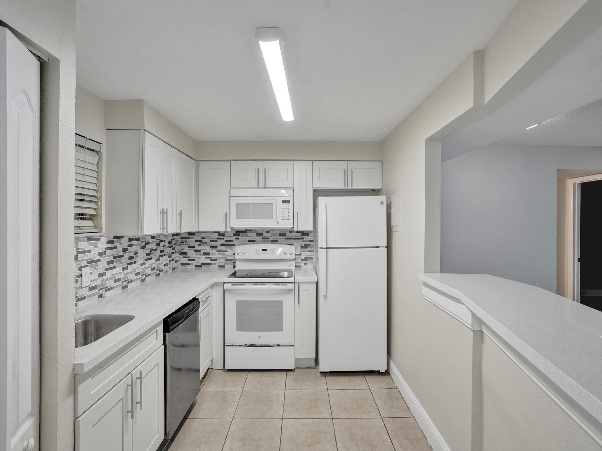 Listing photo 6 for 4205 N University Drive Drive Unit#108, Sunrise, FL, 33351