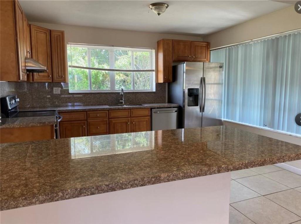 Listing photo 5 for 7821 NW 14th Street Street, Pembroke Pines, FL, 33024