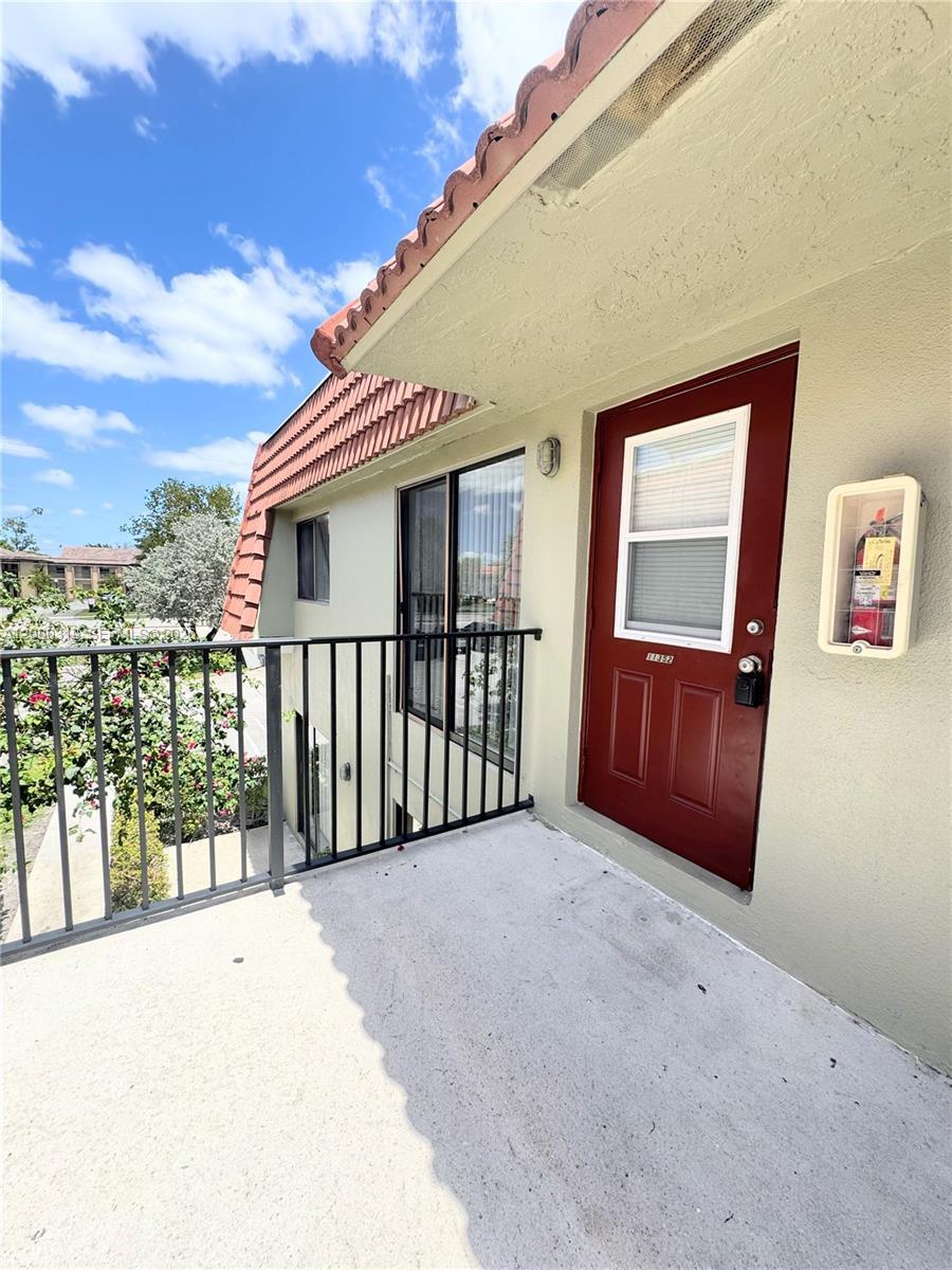 Listing photo 3 for 11352 Royal Palm Blvd Unit#11352, Coral Springs, FL, 33065