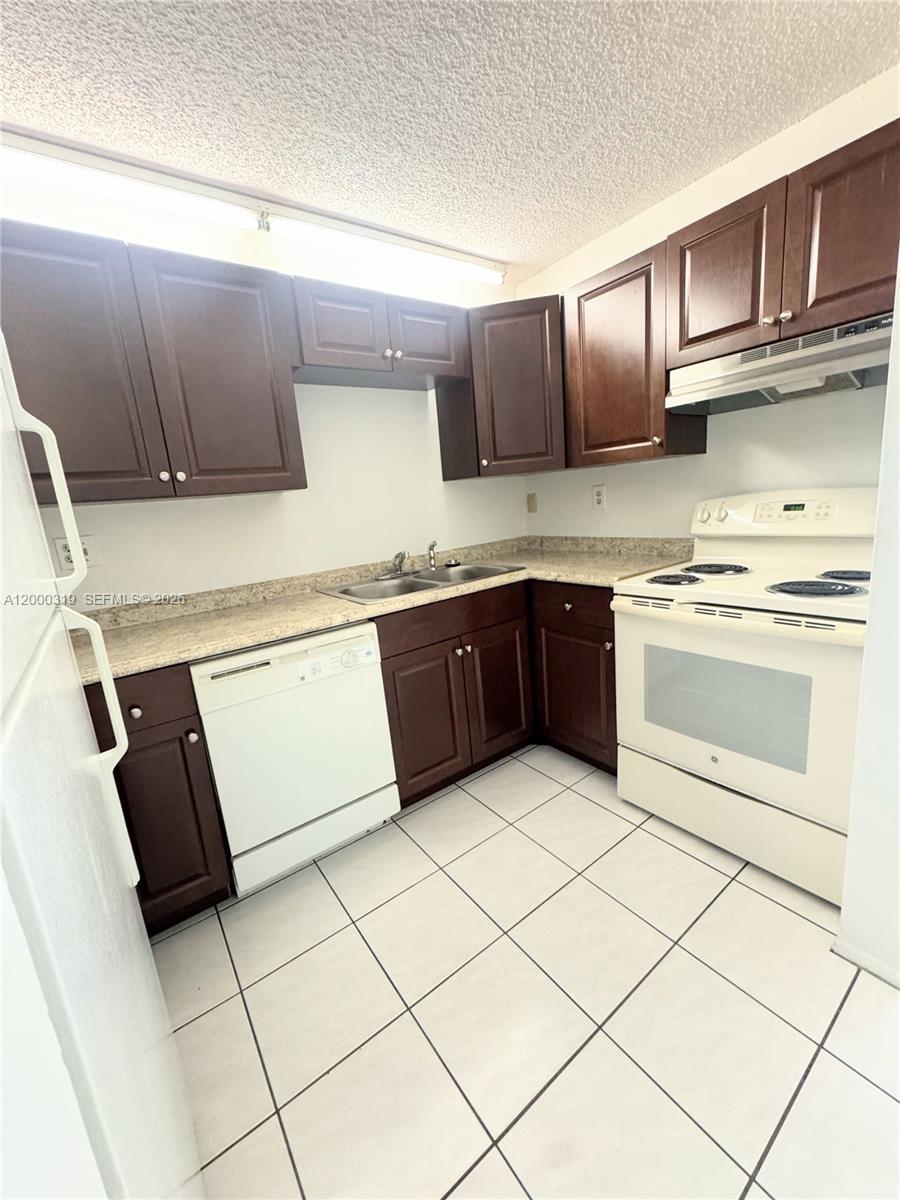 Listing photo 4 for 11352 Royal Palm Blvd Unit#11352, Coral Springs, FL, 33065