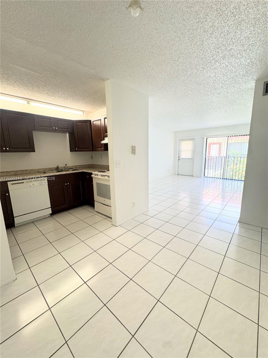Listing photo 5 for 11352 Royal Palm Blvd Unit#11352, Coral Springs, FL, 33065