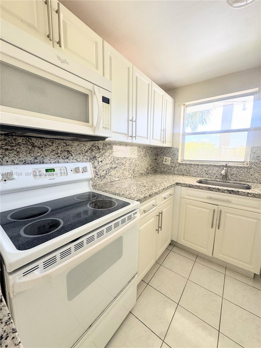 Listing photo 3 for 8200 Sunrise Lakes Blvd Unit#207, Sunrise, FL, 33322