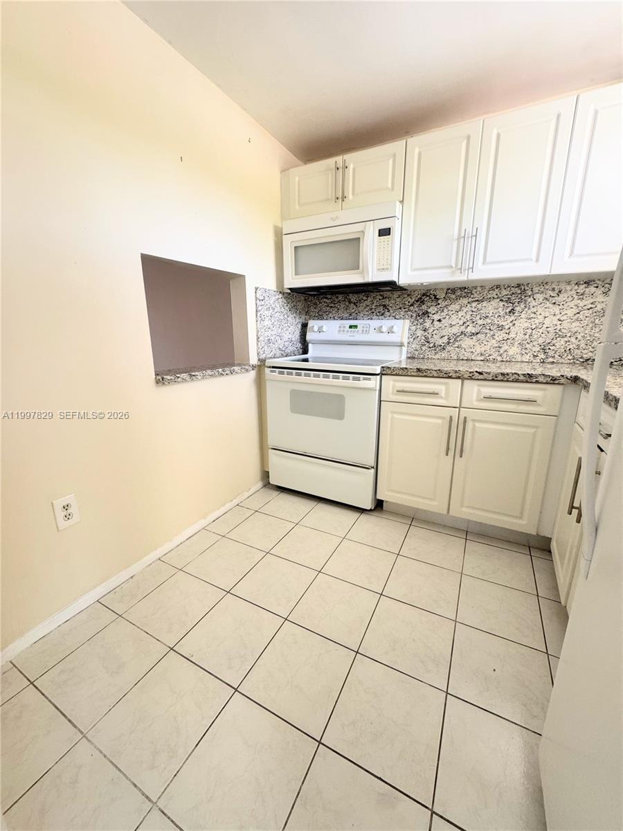 Listing photo 4 for 8200 Sunrise Lakes Blvd Unit#207, Sunrise, FL, 33322
