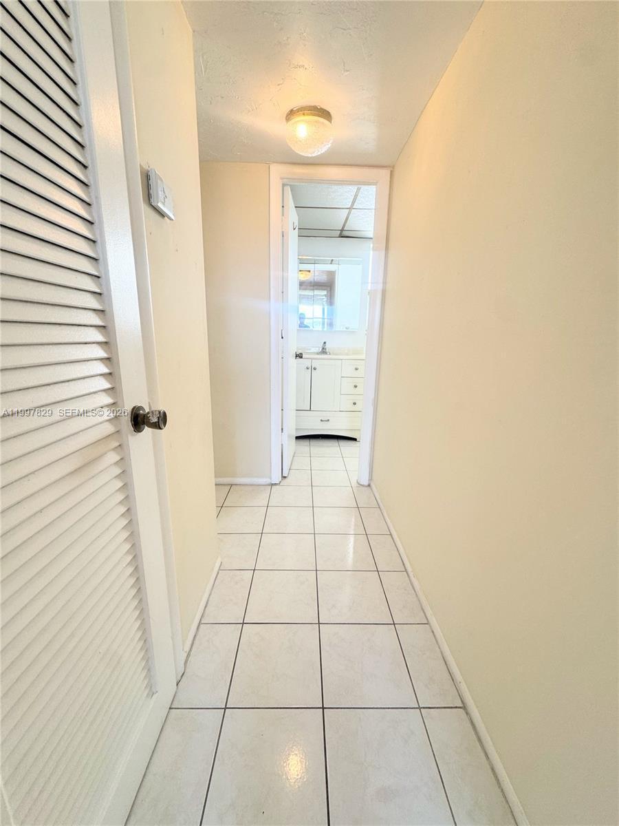 Listing photo 5 for 8200 Sunrise Lakes Blvd Unit#207, Sunrise, FL, 33322