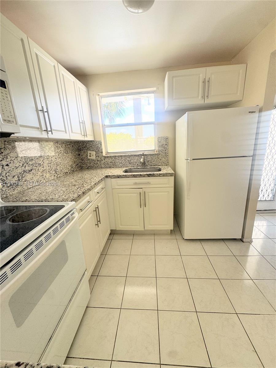 Listing photo 6 for 8200 Sunrise Lakes Blvd Unit#207, Sunrise, FL, 33322