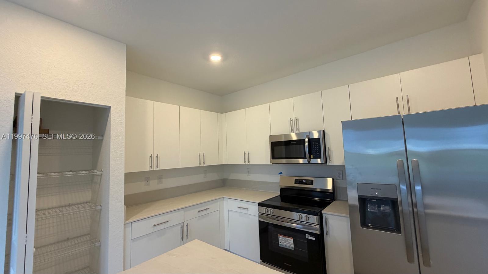 Listing photo 5 for 1077 SE 2nd Ter Unit#1077, Florida City, FL, 33034
