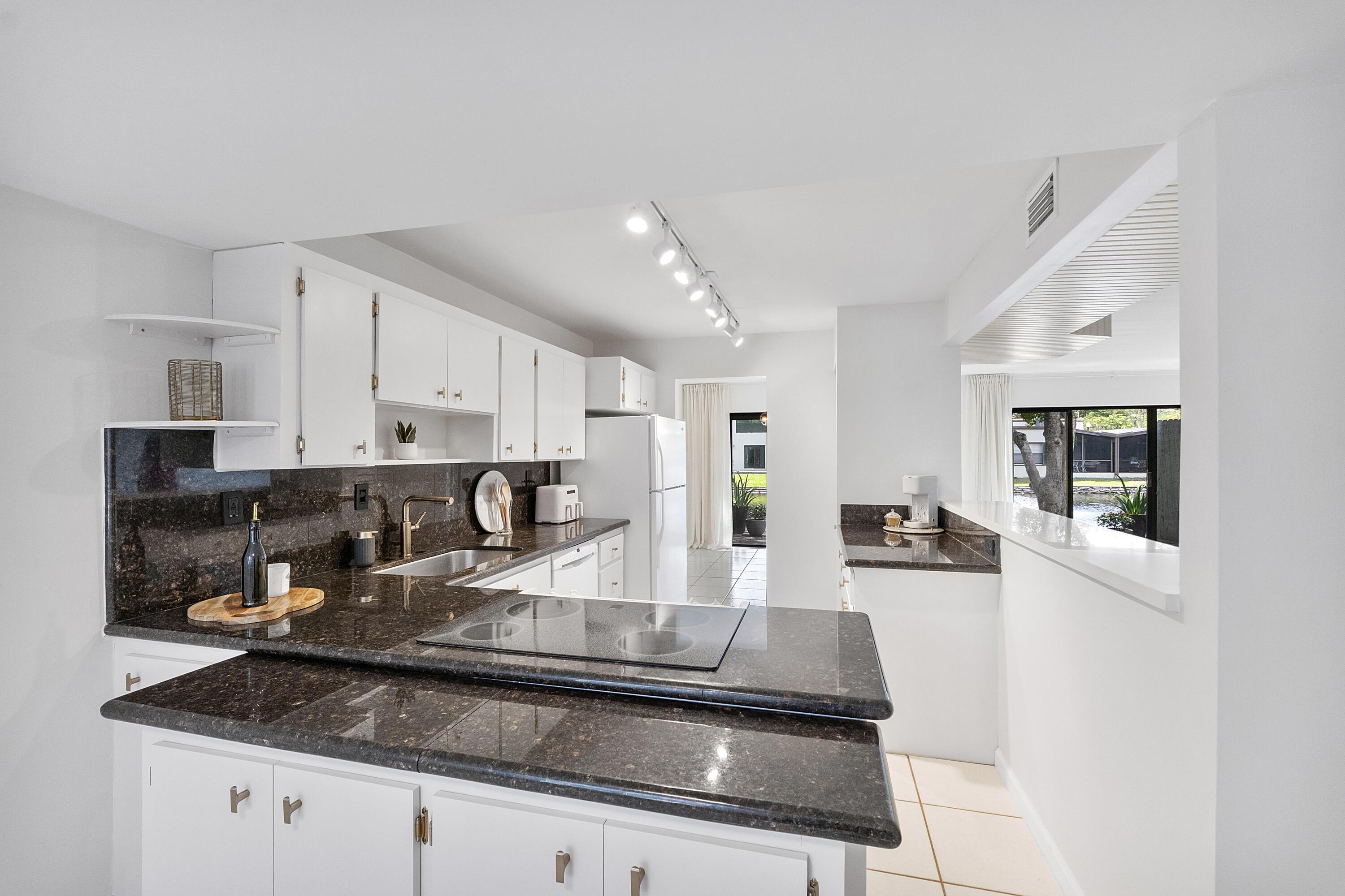Listing photo 1 for 9717 N New River Canal Road Road Unit#409, Plantation, FL, 33324