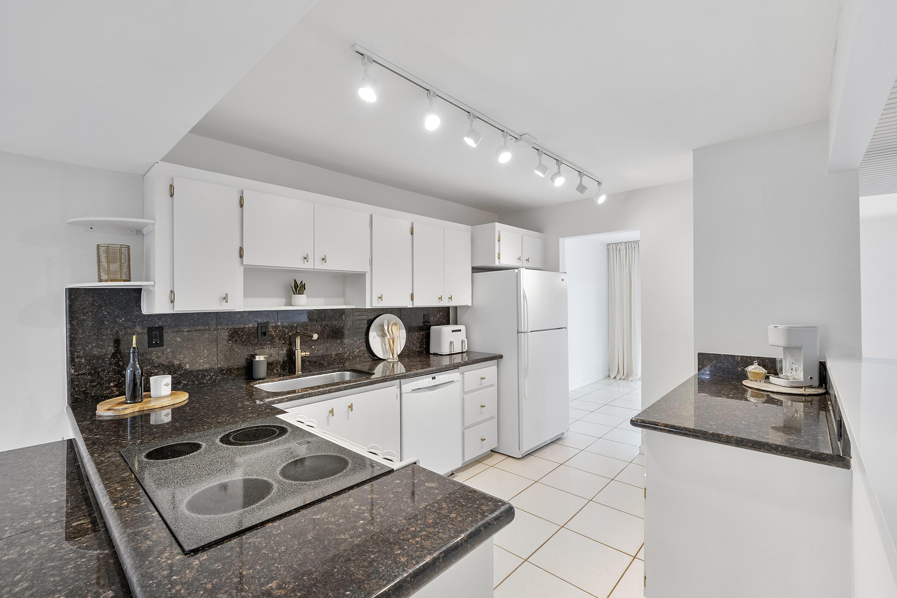 Listing photo 2 for 9717 N New River Canal Road Road Unit#409, Plantation, FL, 33324