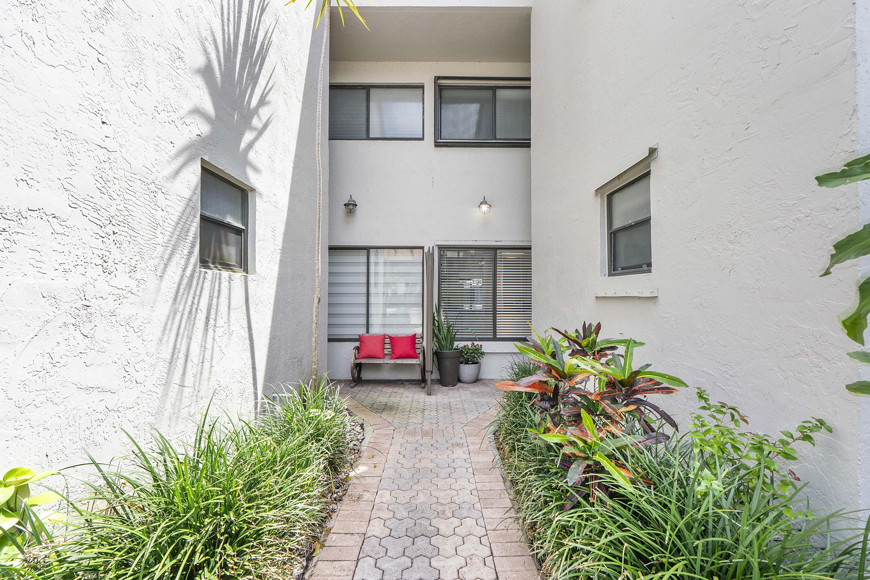Listing photo 4 for 9717 N New River Canal Road Road Unit#409, Plantation, FL, 33324