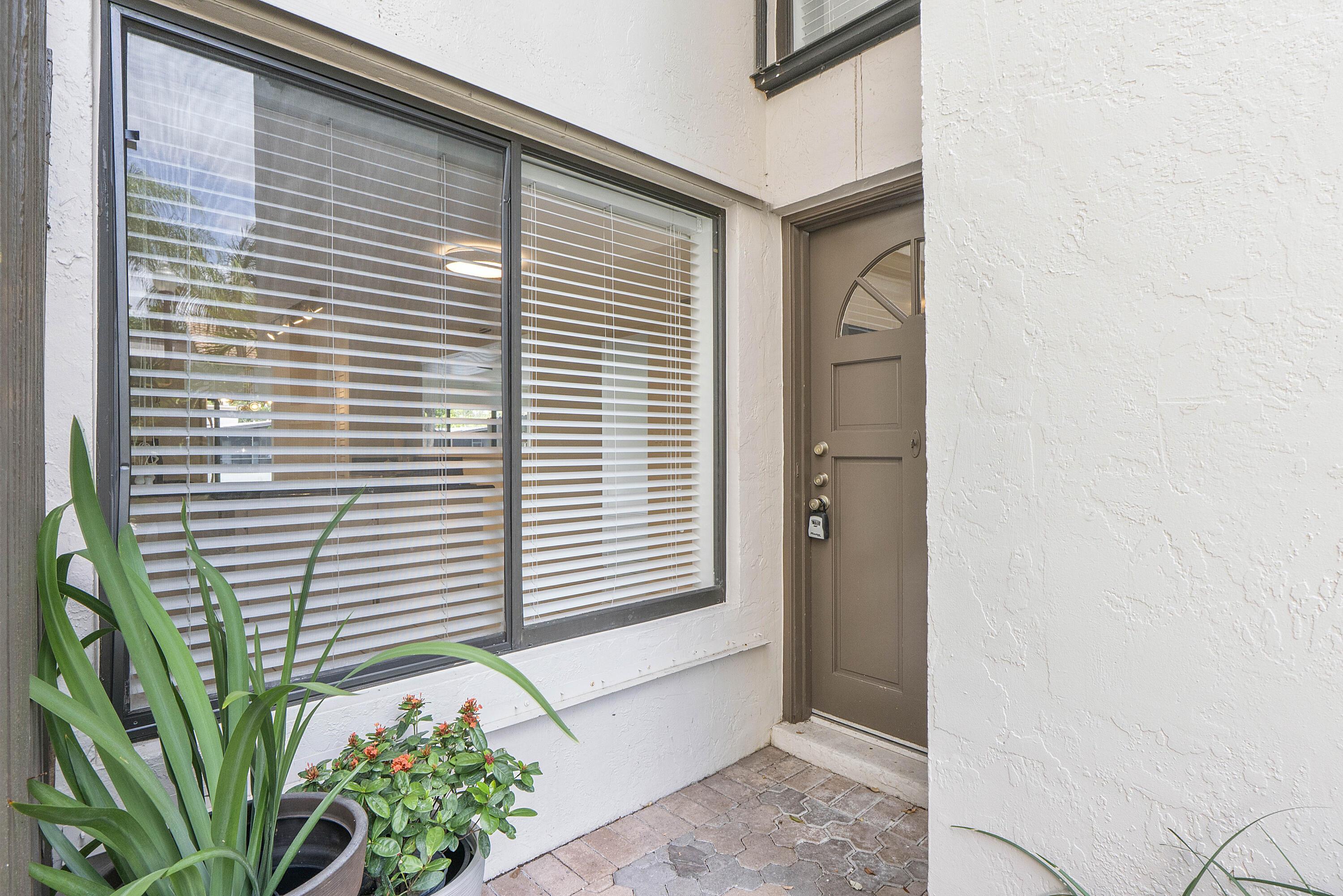 Listing photo 5 for 9717 N New River Canal Road Road Unit#409, Plantation, FL, 33324
