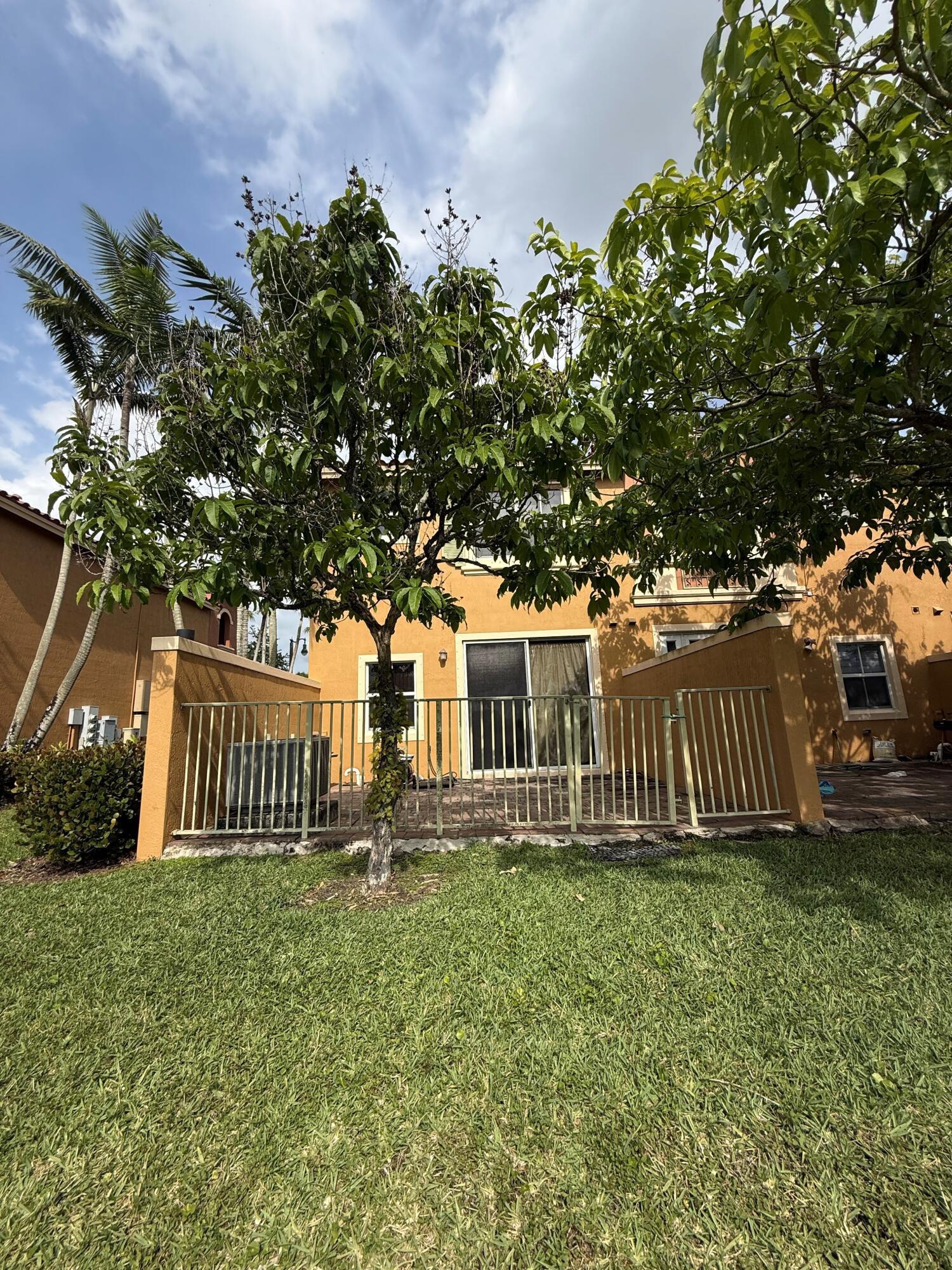 Listing photo 5 for 1064 SW 144th Avenue Avenue Unit#807, Pembroke Pines, FL, 33027