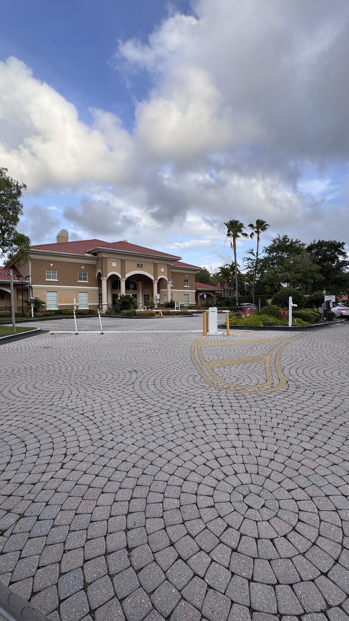 Listing photo 4 for 201 SW 116th Avenue Avenue Unit#108, Pembroke Pines, FL, 33025