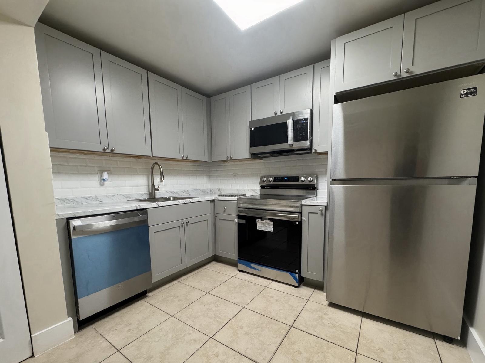 Listing photo 3 for 711 N Pine Island Road Road Unit#103, Plantation, FL, 33324
