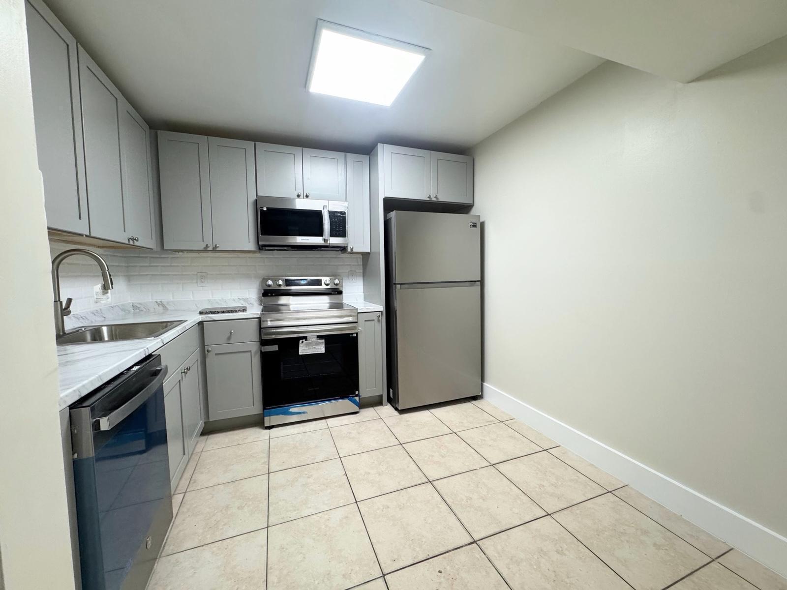 Listing photo 4 for 711 N Pine Island Road Road Unit#103, Plantation, FL, 33324