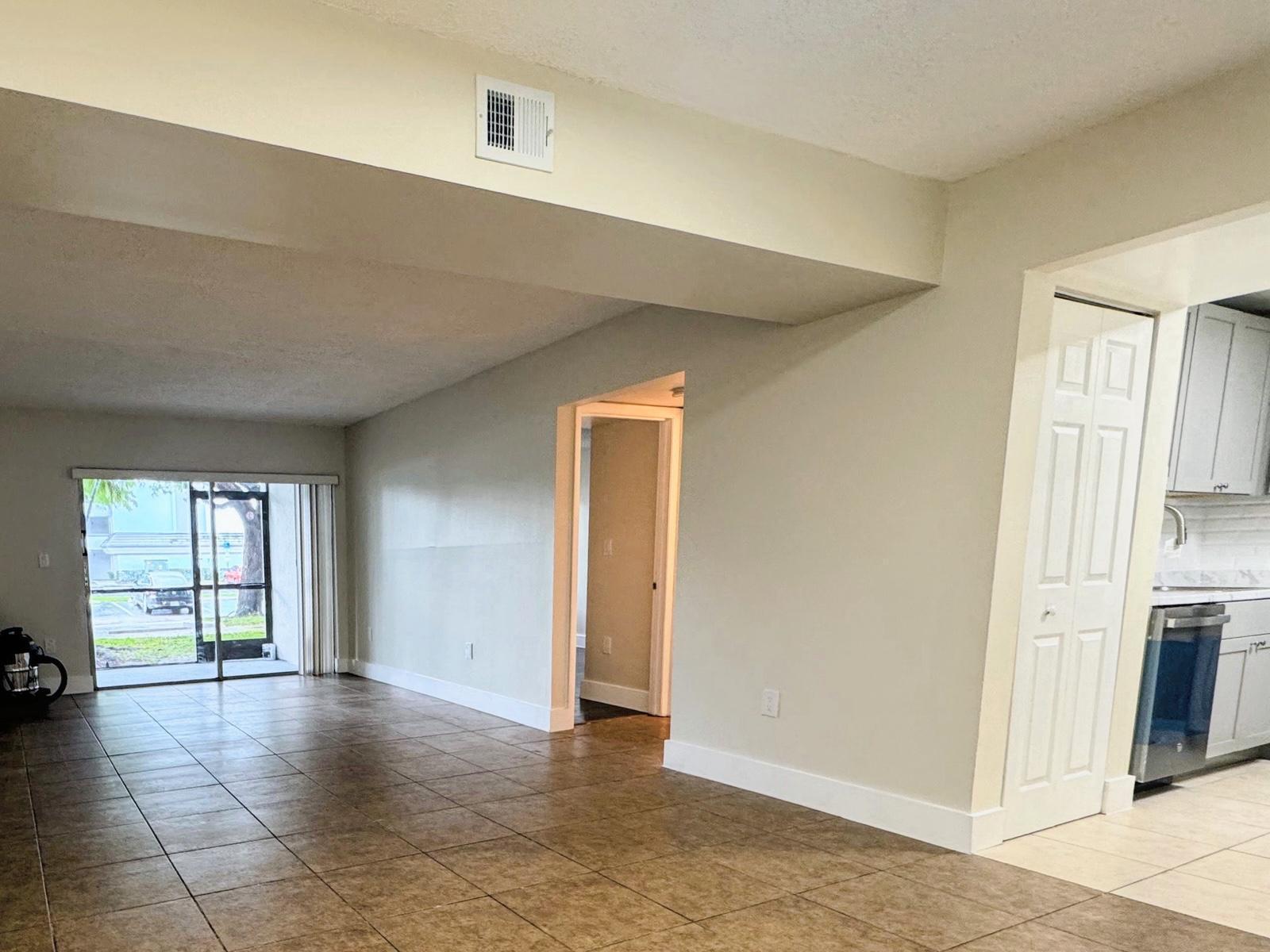 Listing photo 5 for 711 N Pine Island Road Road Unit#103, Plantation, FL, 33324
