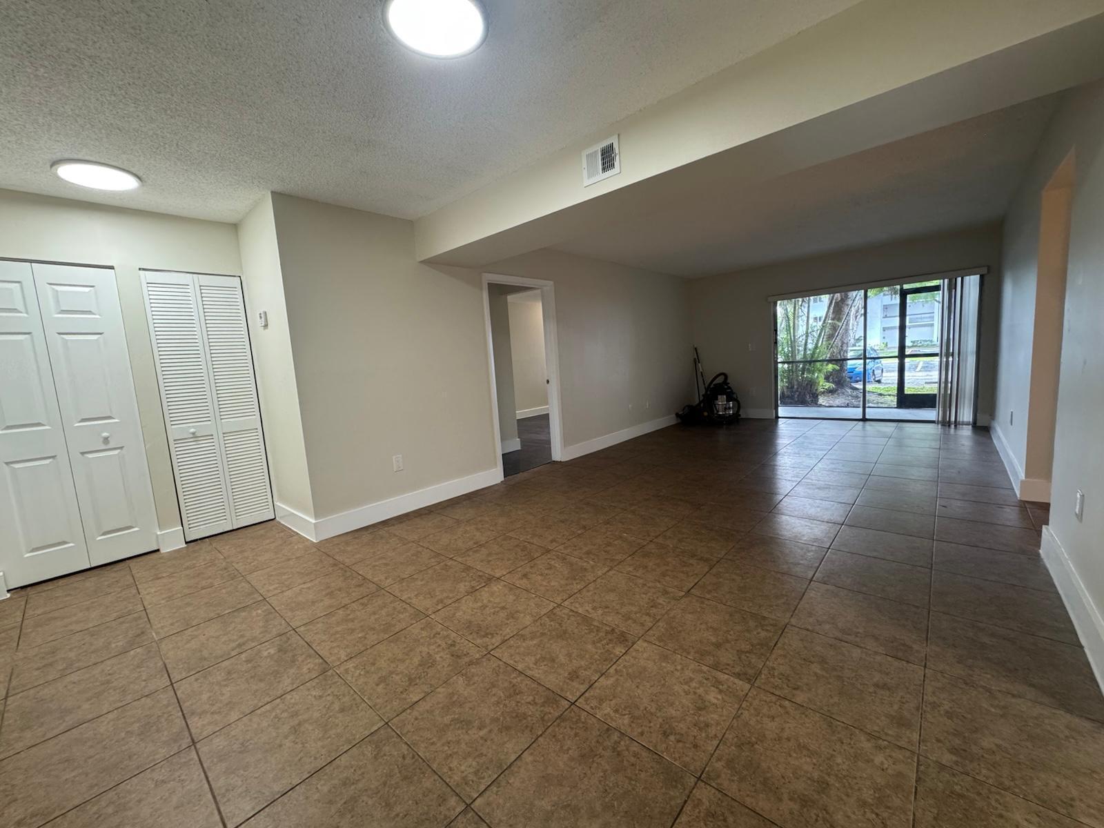 Listing photo 6 for 711 N Pine Island Road Road Unit#103, Plantation, FL, 33324