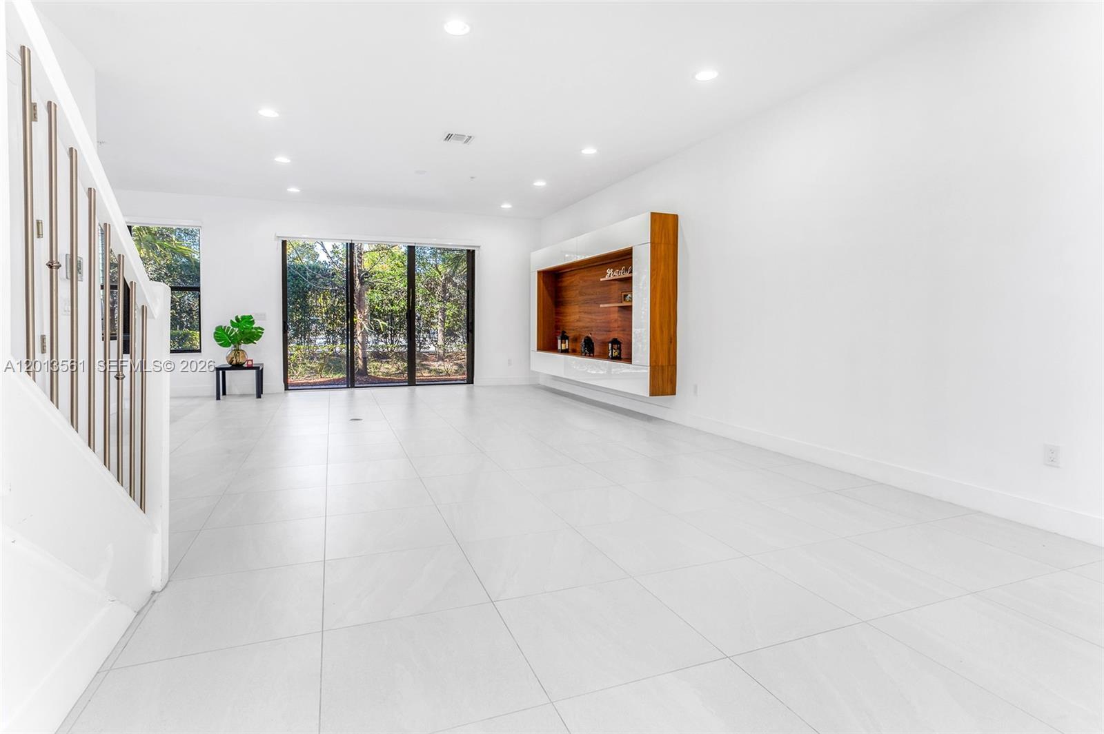 Listing photo 2 for 20919 NW 1st Dr, Pembroke Pines, FL, 33029