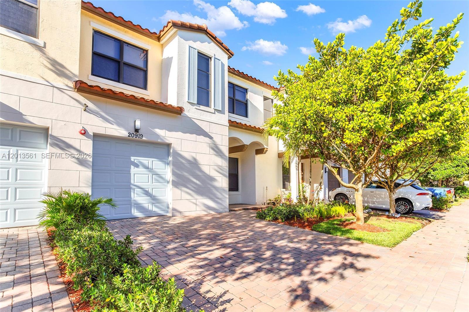 Listing photo 4 for 20919 NW 1st Dr, Pembroke Pines, FL, 33029