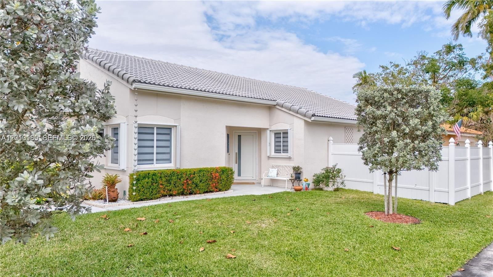 Listing photo 1 for 17851 NW 19th St Unit#17851, Pembroke Pines, FL, 33029