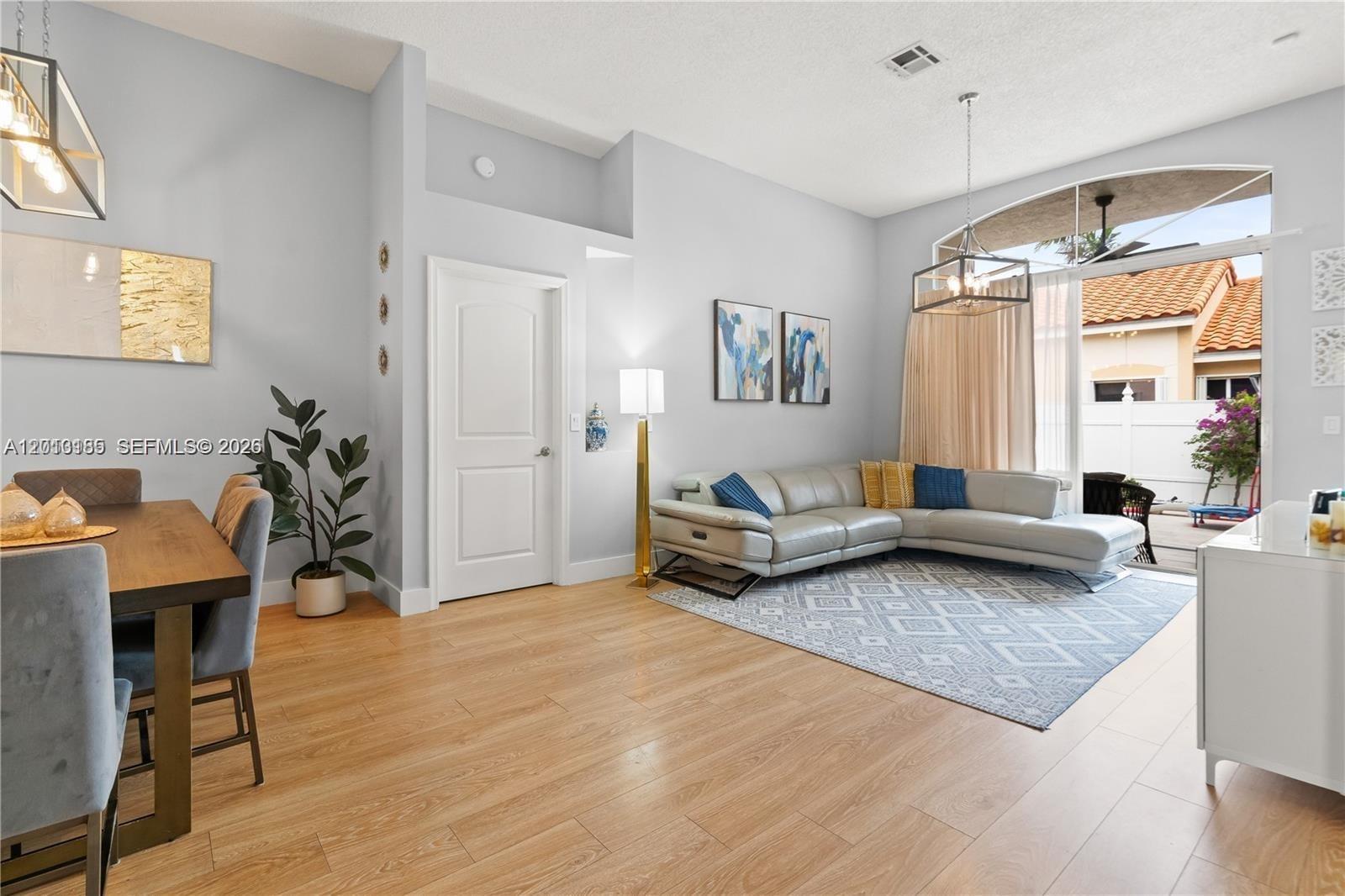 Listing photo 2 for 17851 NW 19th St Unit#17851, Pembroke Pines, FL, 33029