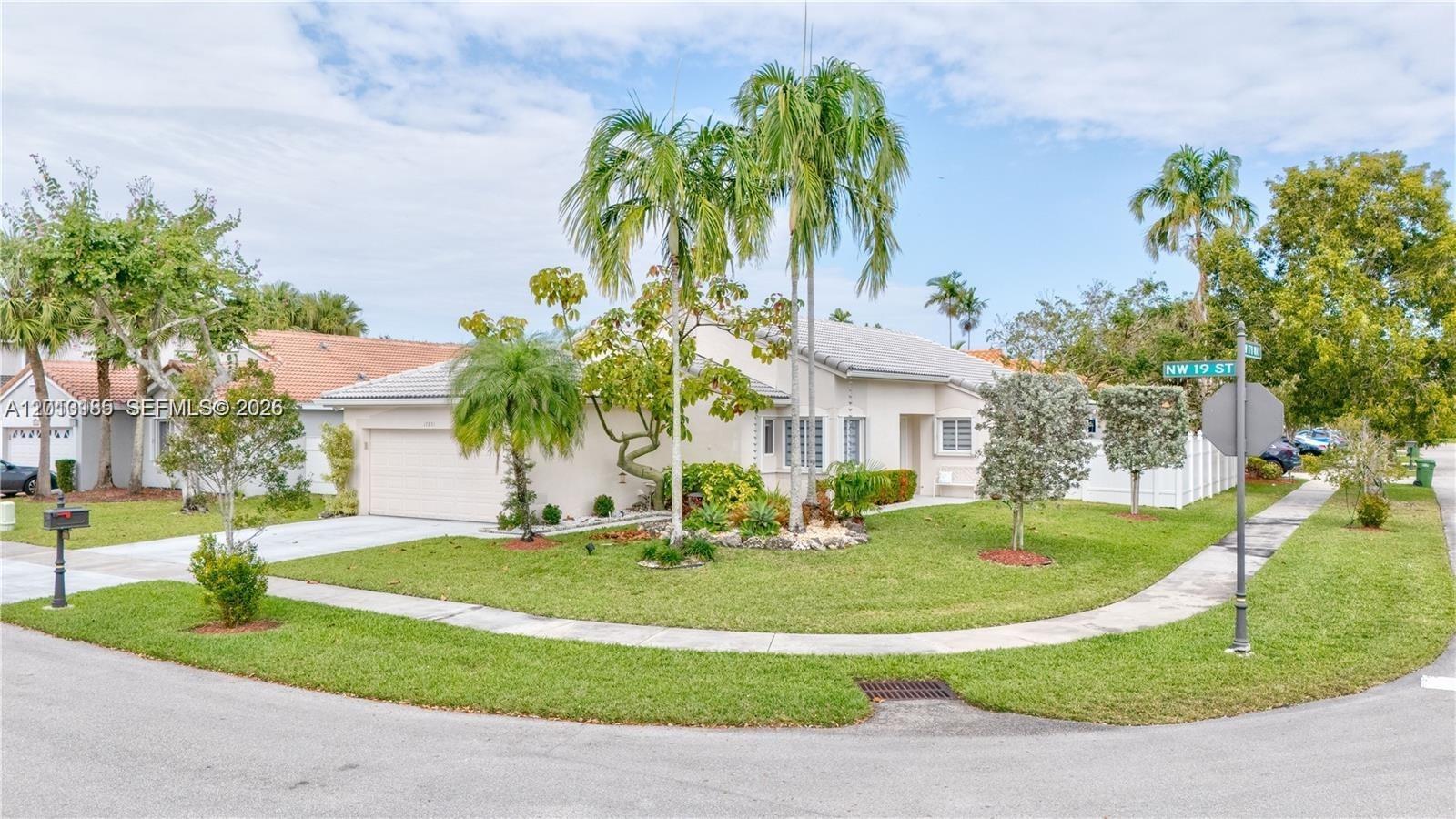 Listing photo 3 for 17851 NW 19th St Unit#17851, Pembroke Pines, FL, 33029